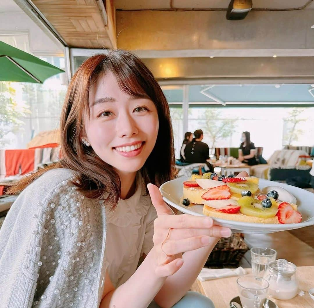 伊藤京子さんのインスタグラム写真 - (伊藤京子Instagram)「. フルーツたっぷりのパンケーキが食べられて幸せだった日☺️🥞💕  　 さて、今日は19:30〜地方競馬中継です🎤 レースに出るのもレースを無事に完走するのも当たり前ではないなと改めて思います。 今日のレースもしっかり見届けたい🏇✨」5月30日 12時03分 - kyoko_ito1128