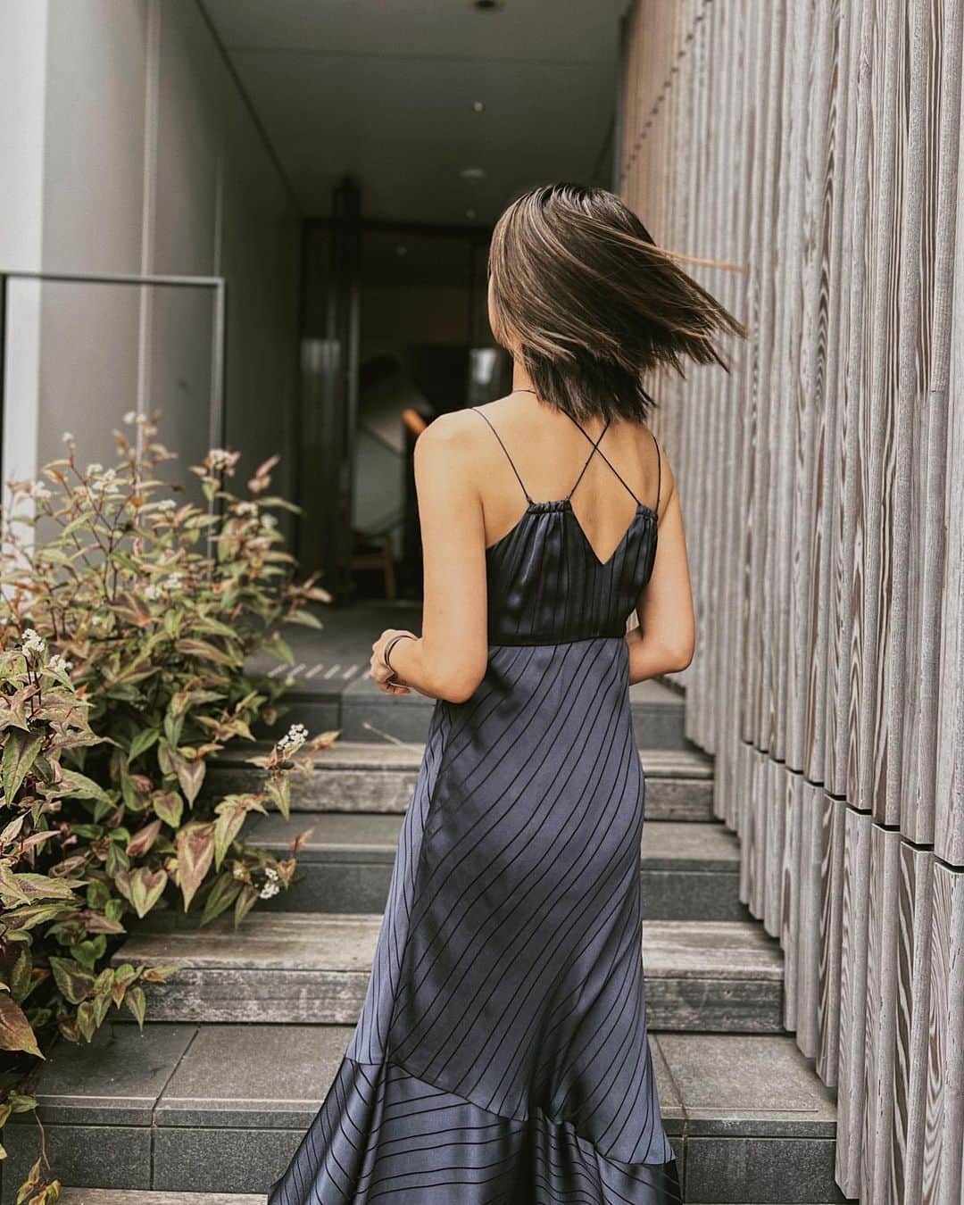 川島幸美のインスタグラム：「バックストラップのデザインをブラッシュアップ💙 Bias Cami Dressはシワにならないから旅のお供にも👍  I create anew back style of this bias cami dress.」