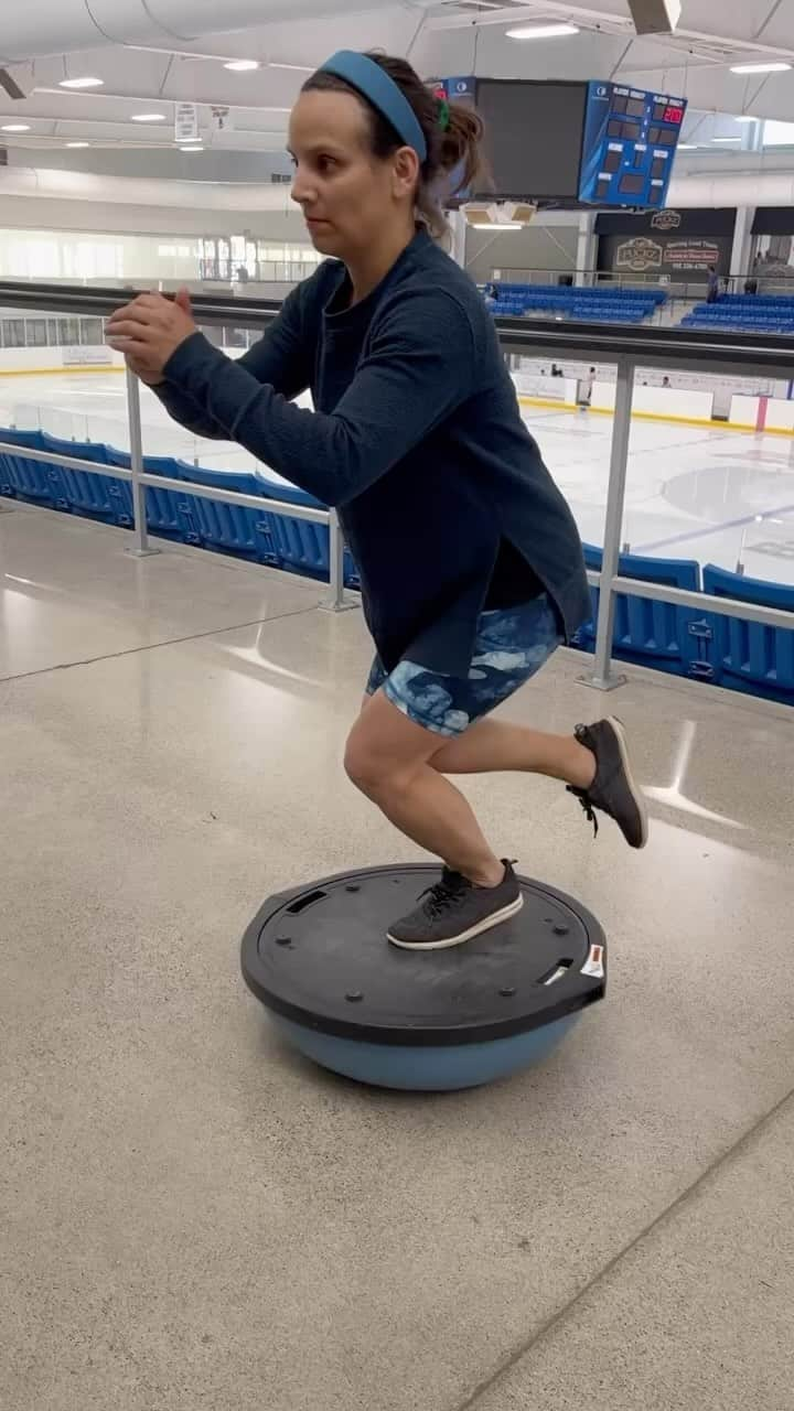 メーガン・デュアメルのインスタグラム：「Back to regularly scheduled programming 🦵💪  What we’re working on this week at the rink!  One foot ankle stability and strength on the bosu ball. Strengthening our ankles on an unstable surface is so important because guess what else is unstable? Our landings and take offs on the ice!   Core strength with mini weights. Core strength in the stabilizer that centres us and is so important for all movement involved in figure skating. This exercise targets the obliques which we need for quick rotation.   This weeks dynamic strength exercise is another one foot feature. Powerful push, quick hips and deep strength!   #trainingforfigureskaters #figureskating #corestrength #figureskatingcoach #coach #training」