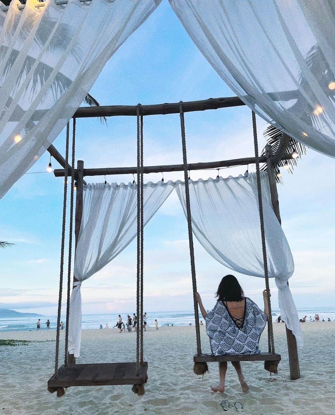 鮎河ナオミのインスタグラム：「ダナンの海🏖 波が強くて、楽しかったー😂 ちょっと入っただけで、水着の中が砂だらけ😂 ハワイのサンディビーチを思い出しました🌊  #danang #ダナン旅行」