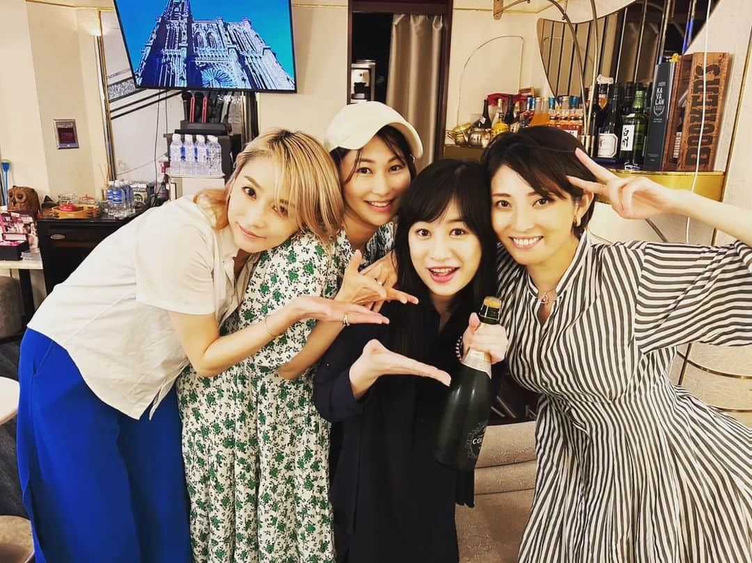 工藤亜耶さんのインスタグラム写真 - (工藤亜耶Instagram)「皆で福田ゆみBirthdayしたよぉ(*^^*)  昨日のコンサートが響いて大黒摩季さん歌いまくった＼(^o^)／  世代が皆一緒で楽しかったなぁ〜！！  素敵に歳を取る同世代がいて夢広がる(*^^*)  個性強めのアラフォー4(^o^)」5月30日 12時22分 - ayakudou