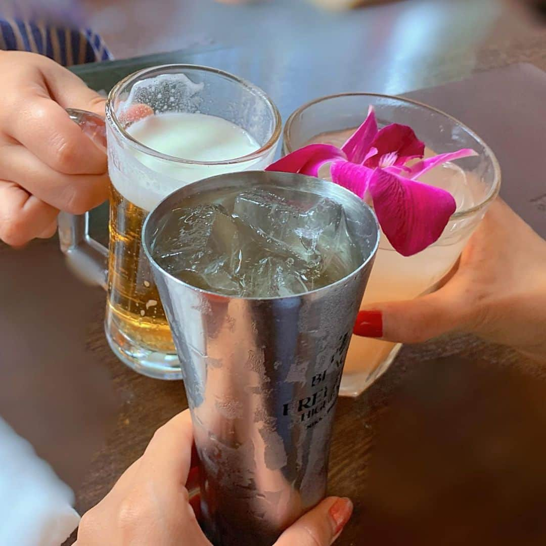 本山なみのインスタグラム：「🍻🌺  #cheers」