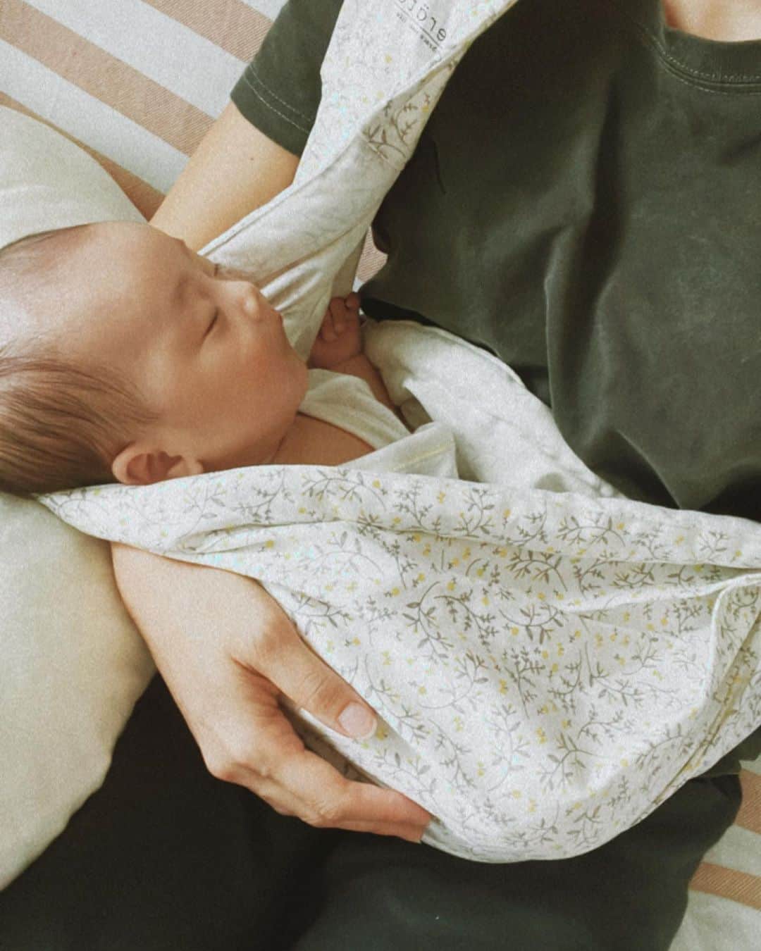 マイコ さんのインスタグラム写真 - (マイコ Instagram)「*  1ヶ月健診前に、 まだ小さすぎて抱っこ紐から抜けてくから 急遽購入したスリング。 この中だとすぐ寝るし大活躍✨ 乳児湿疹ひどくて病院連れてった時も ずっと寝てた🐣 家の中でも使うといいよって 赤ちゃん訪問の時に教えてもらったし 買ってよかったアイテム🩷 ・ ・ ・ ・ @kerata.official  #あかちゃんのいる生活#生後1ヶ月#赤ちゃん#育児ママ#ケラッタ#スリング#購入品」5月30日 12時14分 - maicorori