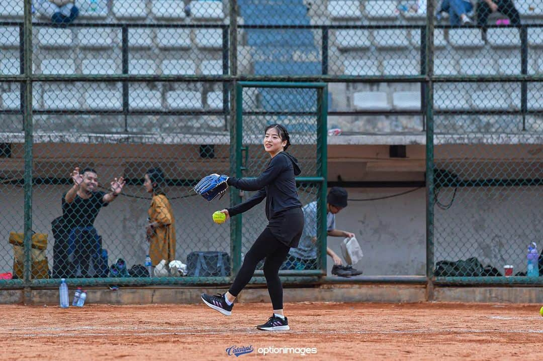 仲川遥香さんのインスタグラム写真 - (仲川遥香Instagram)「Ikut main softball🥎 Seru banget!!! Thank you @catalyst.sc  @optionimages @keyzaramadiva  💛💛💛💛💛💛  #indonesia #softball #gbk #ジャカルタ生活 #ソフトボール #野球少女 #仲川遥香」5月30日 12時15分 - haruuuu_chan