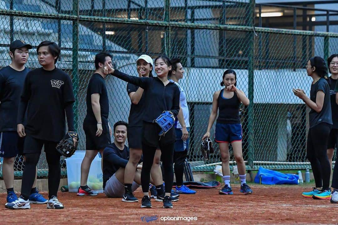 仲川遥香さんのインスタグラム写真 - (仲川遥香Instagram)「Ikut main softball🥎 Seru banget!!! Thank you @catalyst.sc  @optionimages @keyzaramadiva  💛💛💛💛💛💛  #indonesia #softball #gbk #ジャカルタ生活 #ソフトボール #野球少女 #仲川遥香」5月30日 12時15分 - haruuuu_chan