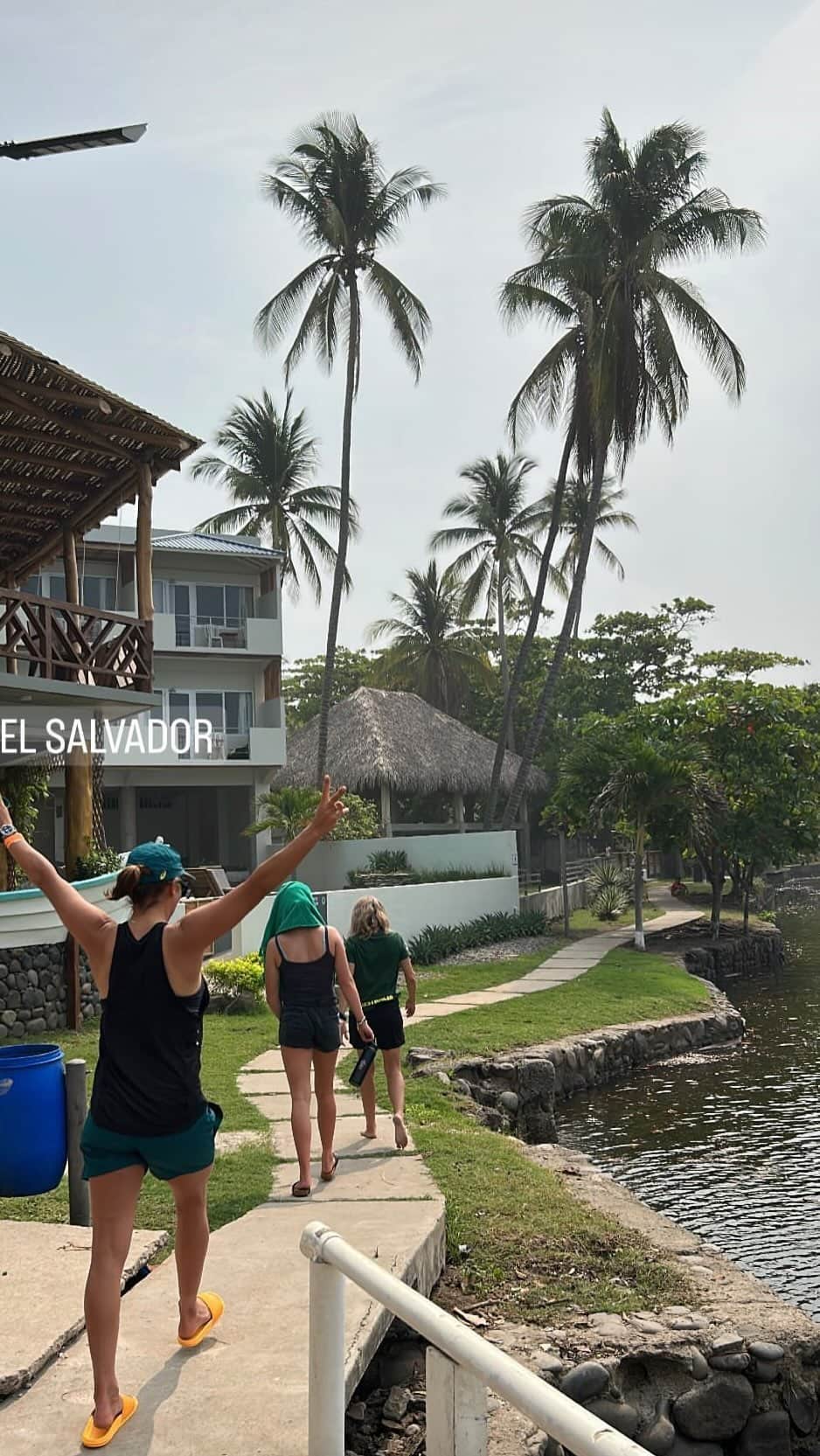 サリー・フィッツギボンズのインスタグラム：「So excited to touch down in El Sal 🇸🇻 with the mighty @theirukandjis 🪼 🇦🇺 for the #ISAWorldSurfingGames  ———— @surfingaus  @isasurfing  @surfcity」