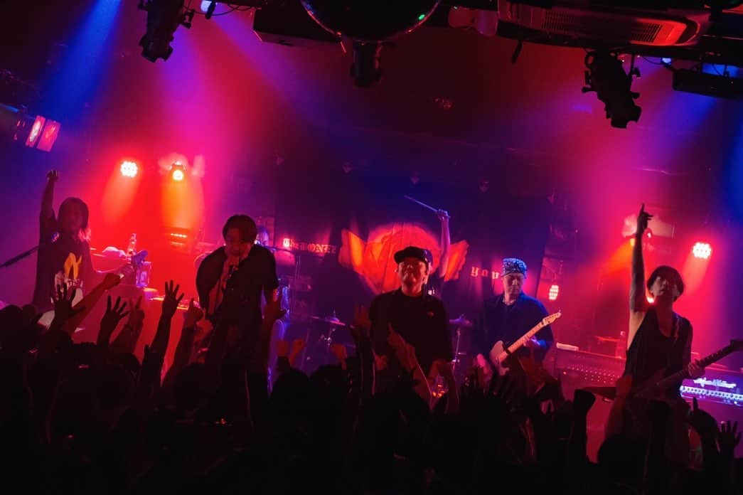 SATOSHIさんのインスタグラム写真 - (SATOSHIInstagram)「The BONEZ tour 47AREAS@HEAVEN'S ROCKさいたま新都心VJ-3  久々のBONEZとのライブハウス対バン。 緊張を吹き飛ばしてくれた会場の空気がたまらなかった。  一体感あって燃えました！ ありがとうございました！  TheBONEZのライブも凄かったなぁ。 TheBONEZにもお客さんにも、学ばせてもらうことが沢山あった。 楽しかったです！  次は、DPF。 頑張ります。 しかし、ギター姿が似合わない笑 #山嵐 #thebonez」5月30日 12時30分 - satoshimen