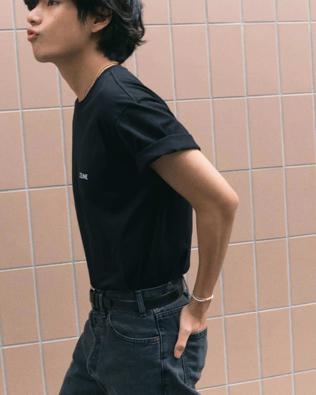 のインスタグラム：「🚶🏻😏 #CELINEHOMME #CELINEBYHEDISLIMANE」