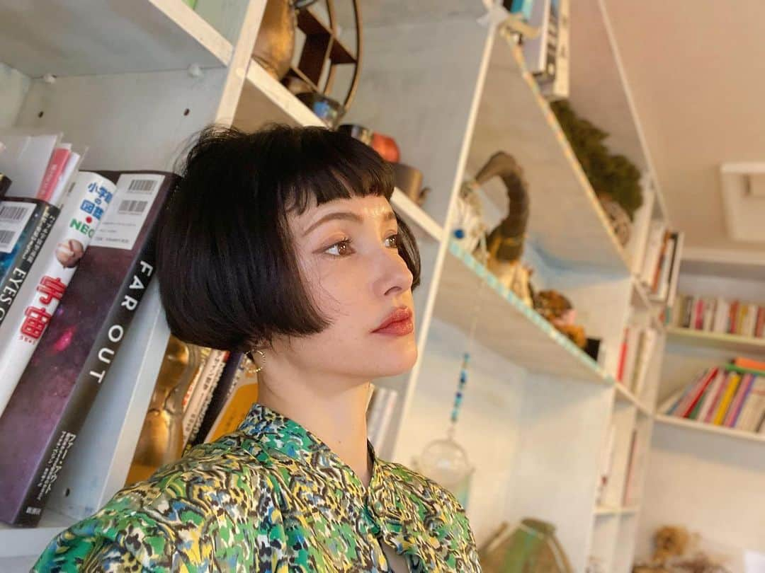 ノーマさんのインスタグラム写真 - (ノーマInstagram)「✂︎✂︎✂︎✂︎✂︎💇‍♀️  Thank you ✂︎ @twiggy_mihomatsuura  @twiggy_tokyo   今回は @raku_hair_work 氏がストレートブローしてくれました。天パのくるくる達もブローするとこんなに真っ直ぐに🫡湿気が多いこの時期に奇跡的な姿ですw  そして美穂さんに教えて頂いた @matteroftrustjapan の活動にも目が離せない👁  切った髪の毛を機械で編んで作ったヘアマットで、海に流出してしまった石油や重油を吸着し、海洋保全につなぐことができるとは♻️自然界の仕組みってやっぱりすごい。全国への広がりを応援したい取り組みです👏🌏💇‍♀️  👗 @mybananatime   #twiggytokyo #haircut」5月30日 12時28分 - noma77777