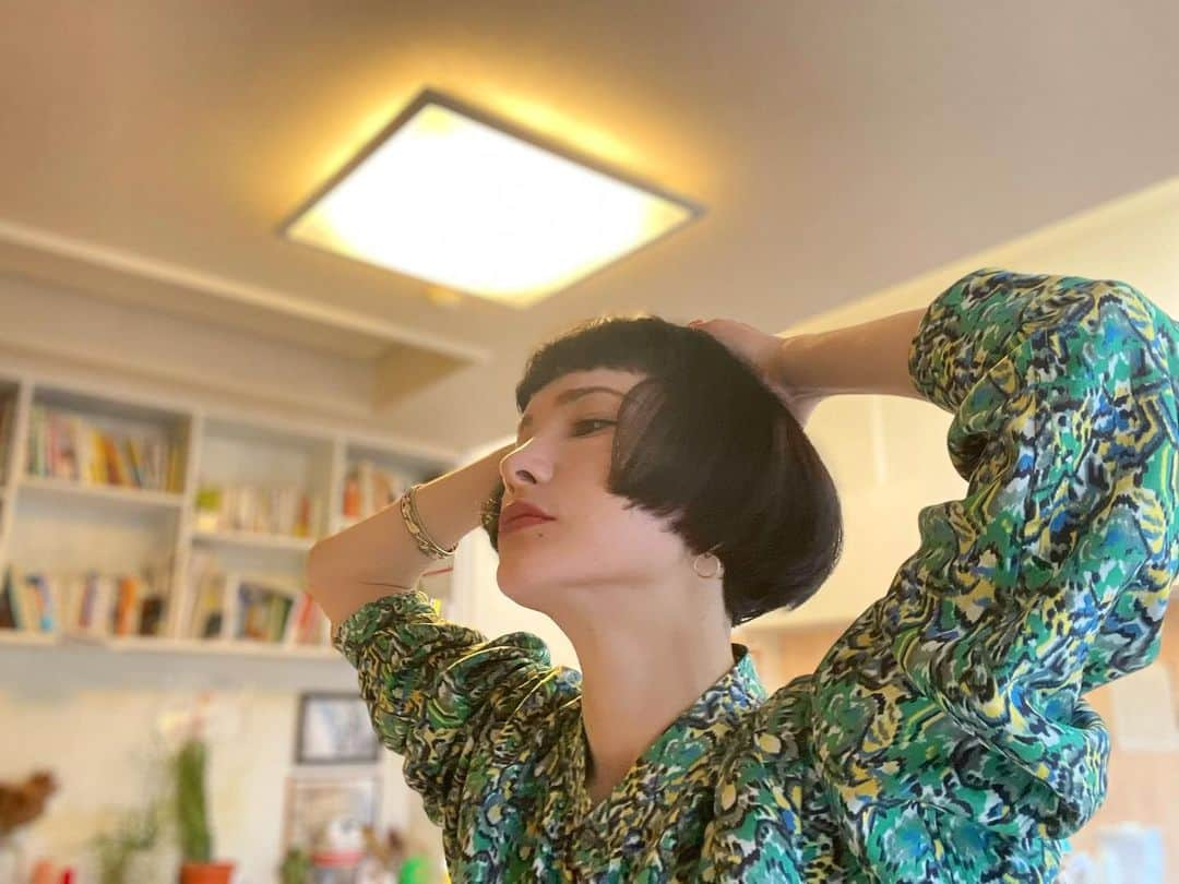 ノーマさんのインスタグラム写真 - (ノーマInstagram)「✂︎✂︎✂︎✂︎✂︎💇‍♀️  Thank you ✂︎ @twiggy_mihomatsuura  @twiggy_tokyo   今回は @raku_hair_work 氏がストレートブローしてくれました。天パのくるくる達もブローするとこんなに真っ直ぐに🫡湿気が多いこの時期に奇跡的な姿ですw  そして美穂さんに教えて頂いた @matteroftrustjapan の活動にも目が離せない👁  切った髪の毛を機械で編んで作ったヘアマットで、海に流出してしまった石油や重油を吸着し、海洋保全につなぐことができるとは♻️自然界の仕組みってやっぱりすごい。全国への広がりを応援したい取り組みです👏🌏💇‍♀️  👗 @mybananatime   #twiggytokyo #haircut」5月30日 12時28分 - noma77777