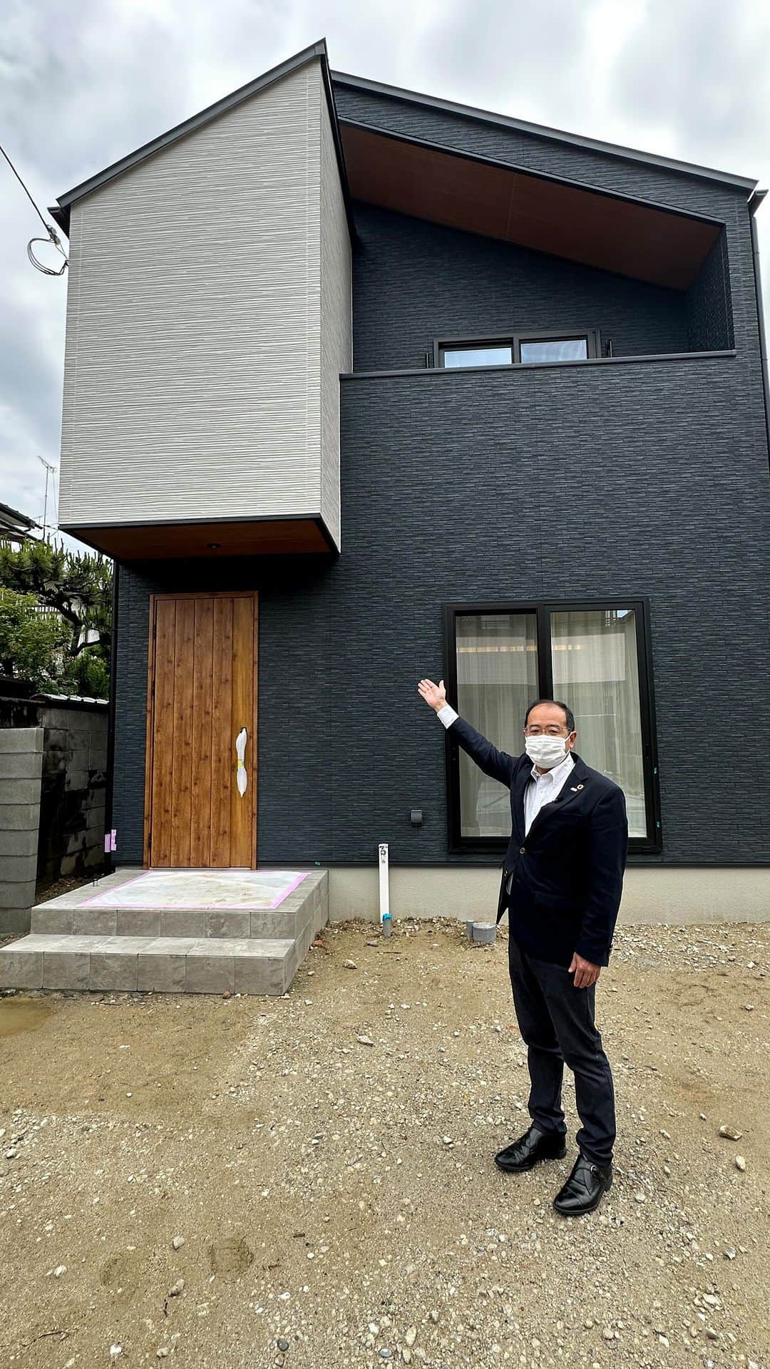 homelife 夢を叶える暮らし方のインスタグラム：「【西宮北口店】ネイビー×ホワイトのシンプルモダンなお家」