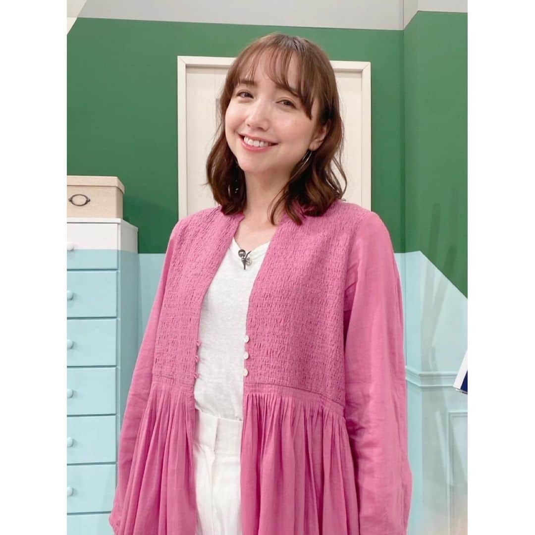 豊田エリーのインスタグラム：「🦩 NHK『あさイチ』 ご覧いただきありがとうございました🥰  あさイチのスタジオはいつも朗らかであたたかく、 今回もずーっと笑っていました！楽しかった。 サンダルの選び方も勉強になったし、 陳健太郎さんの魚香茄子（麻婆茄子）も美味しくて美味しくて、 ご家族のエピソードも含めて泣きそうなほど美味しかったです。  写真3枚目、似顔絵うれしい！ ただもう溶けてるほど目が垂れてるのね🤣笑  衣装は、そういえばちょうどあさイチカラーだったね！と放送後に盛り上がりました😚  ガウンワンピース： @mala_kalanchoe_jp  パンツ： @neuna_official   @nhk_asaichi  金曜日はジェーン・スーさんが出るんだ！見なくては🫶🏻」