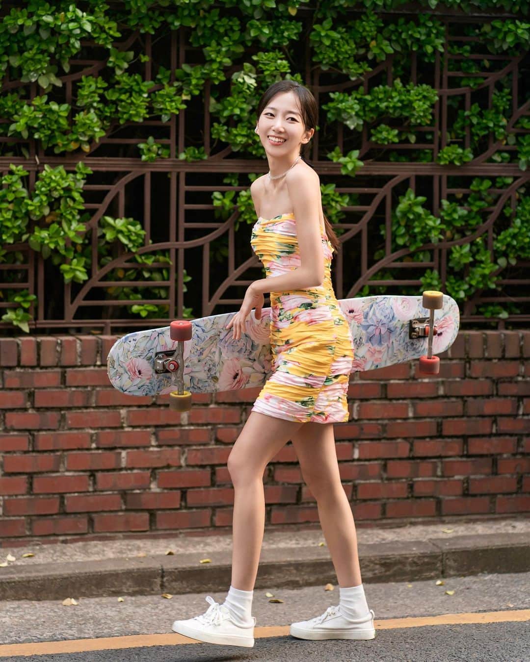 コ・ヒョジュさんのインスタグラム写真 - (コ・ヒョジュInstagram)「즉흥촬영💛 노란 드레스가 너무 예뻤던🌼  #롱보드 #longboard」5月30日 12時34分 - hyo_joo