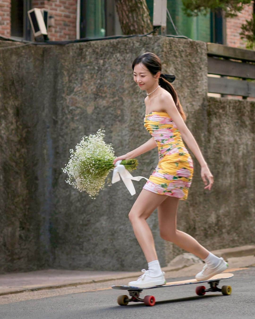 コ・ヒョジュのインスタグラム：「즉흥촬영💛 노란 드레스가 너무 예뻤던🌼  #롱보드 #longboard」