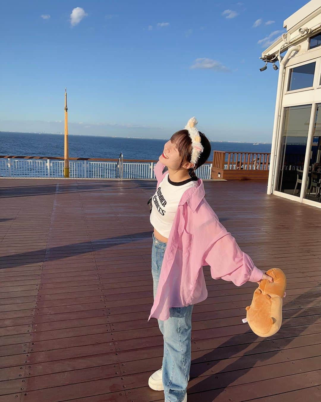 新倉愛海のインスタグラム：「風が気持ちよかったです🌤✨ ⁡ #アプガ2 #にきちゃん #海ほたる #Japaneseidol」