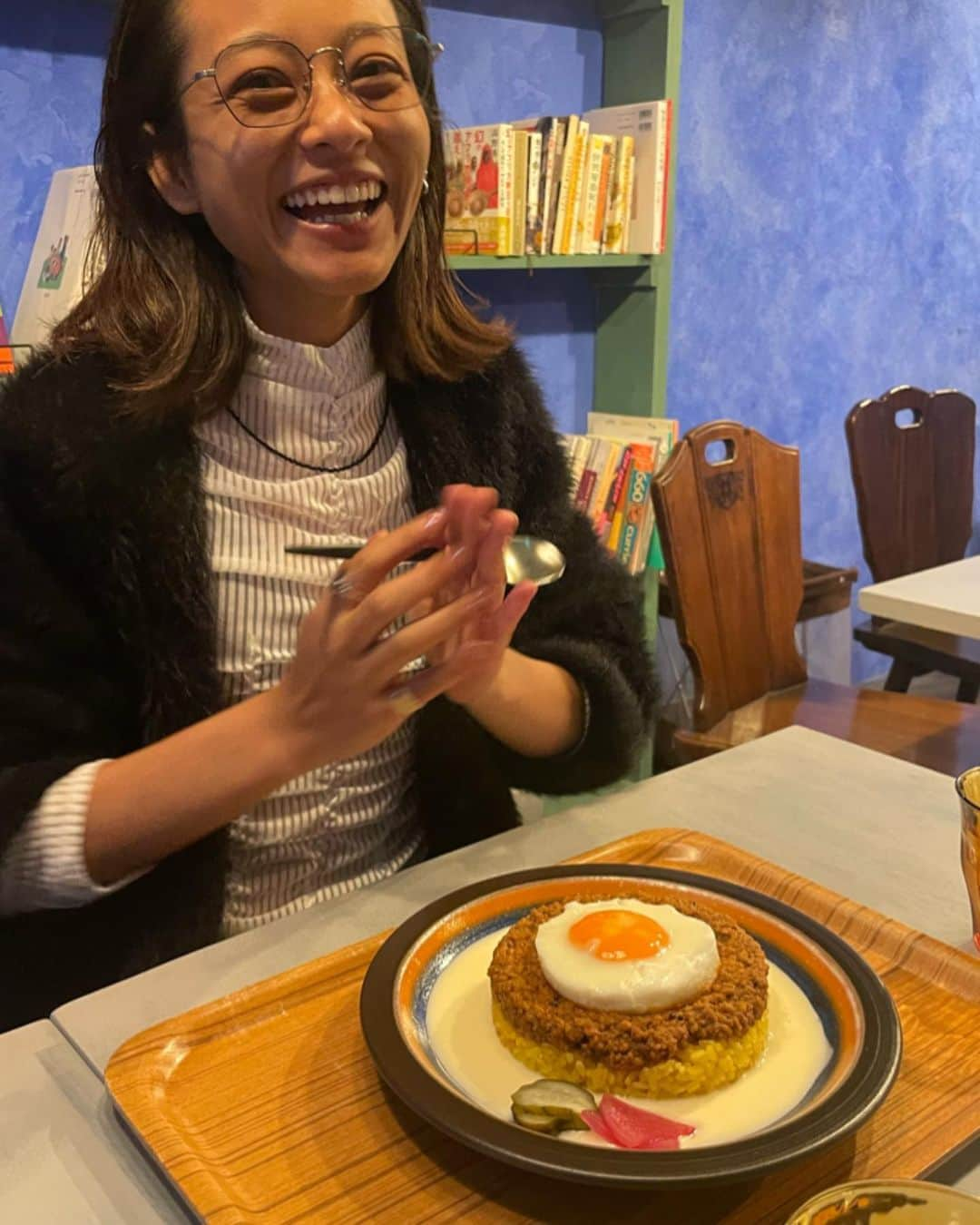 脇田恵子のインスタグラム：「🍛と脇田と世界の本。  🍛の時のいただきますが、 ナマステに見えないかなって考えて1人でウケちゃう脇田。  🍛美味しすぎて🧚✨ すっぴんで、おでこピカピカすぎたから切った🥱。」