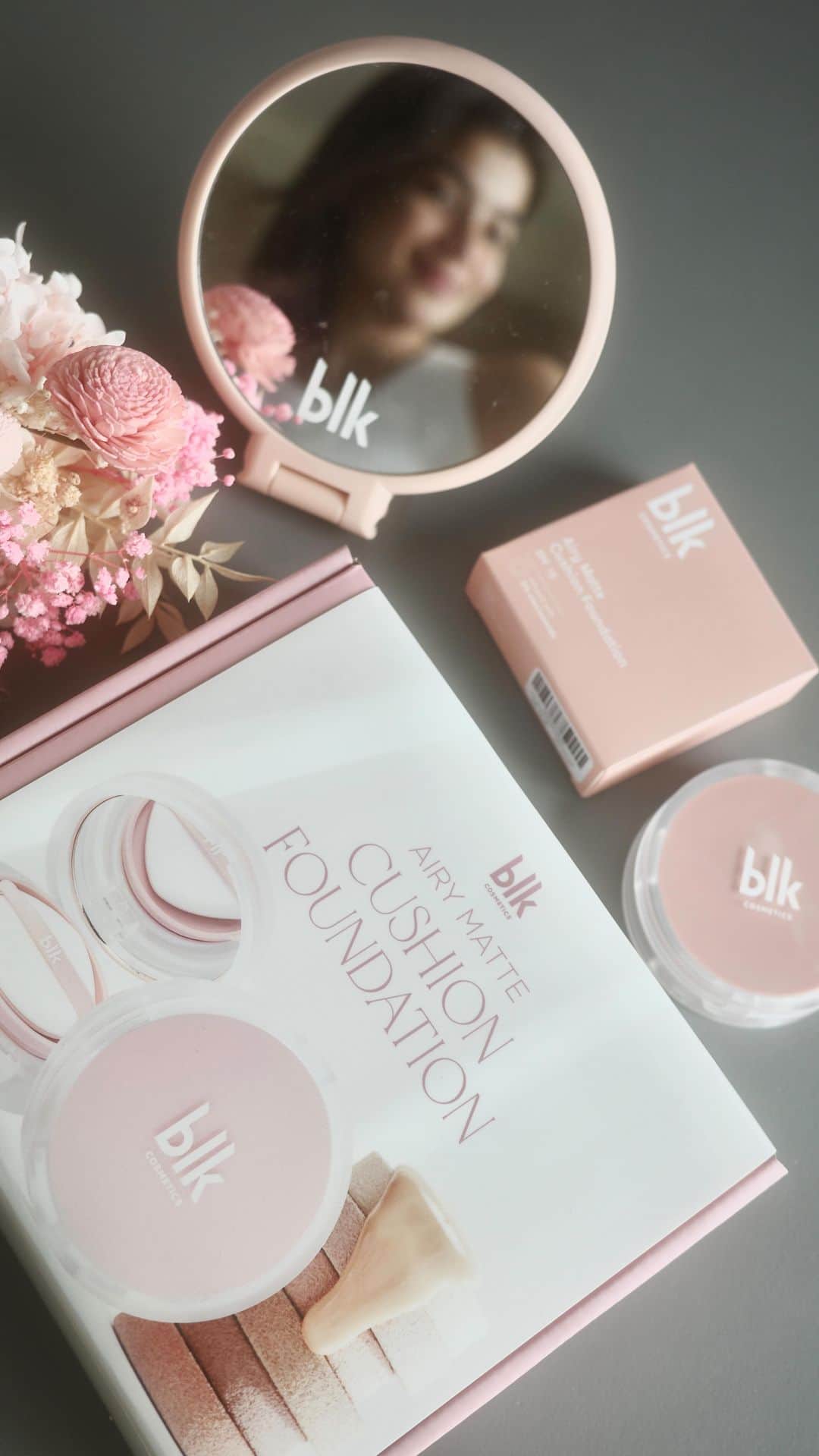アン・カーティスのインスタグラム：「𝙪𝙣𝙘𝙤𝙢𝙥𝙡𝙞𝙘𝙖𝙩𝙚𝙙 look for showtime today ☁️ Using one of our most requested products from blk - 𝘴𝘢𝘺 𝘩𝘦𝘭𝘭𝘰 𝘵𝘰 𝘵𝘩𝘦 𝘼𝙞𝙧𝙮 𝙈𝙖𝙩𝙩𝙚 𝘾𝙪𝙨𝙝𝙞𝙤𝙣 𝙁𝙤𝙪𝙣𝙙𝙖𝙩𝙞𝙤𝙣! 👋🏽 It’s so easy to apply and mess-free! Perfect for when you like/need to keep things quick and easy!   Comes in 6 shades: 🏻 𝗼𝗮𝘁 | 𝘧𝘢𝘪𝘳 𝘭𝘪𝘨𝘩𝘵 𝘯𝘦𝘶𝘵𝘳𝘢𝘭 🏻 𝗰𝗿𝗲𝗺𝗲 | 𝘧𝘢𝘪𝘳 𝘭𝘪𝘨𝘩𝘵 𝘤𝘰𝘰𝘭 🏼 𝘃𝗮𝗻𝗶𝗹𝗹𝗮 | 𝘭𝘪𝘨𝘩𝘵 𝘤𝘰𝘰𝘭 🏼 𝗯𝘂𝘁𝘁𝗲𝗿𝘀𝗰𝗼𝘁𝗰𝗵 | 𝘮𝘦𝘥𝘪𝘶𝘮 𝘯𝘦𝘶𝘵𝘳𝘢𝘭  🏽 𝘁𝗼𝗮𝘀𝘁 | 𝘥𝘦𝘦𝘱 𝘯𝘦𝘶𝘵𝘳𝘢𝘭 🏽 𝗲𝘀𝗽𝗿𝗲𝘀𝘀𝗼 | 𝘥𝘦𝘦𝘱 𝘸𝘢𝘳𝘮   Used everything blk for my fez today.  Airy matte cushion - butterscotch  Multi-palette - bubblegum, glow, baked Eyeshadow palette - brown, nude, latte, shimmer coral Skinny mascara - black  Brow lock - clear  Pillow Matte lippe - taffy  @blkcosmeticsph」