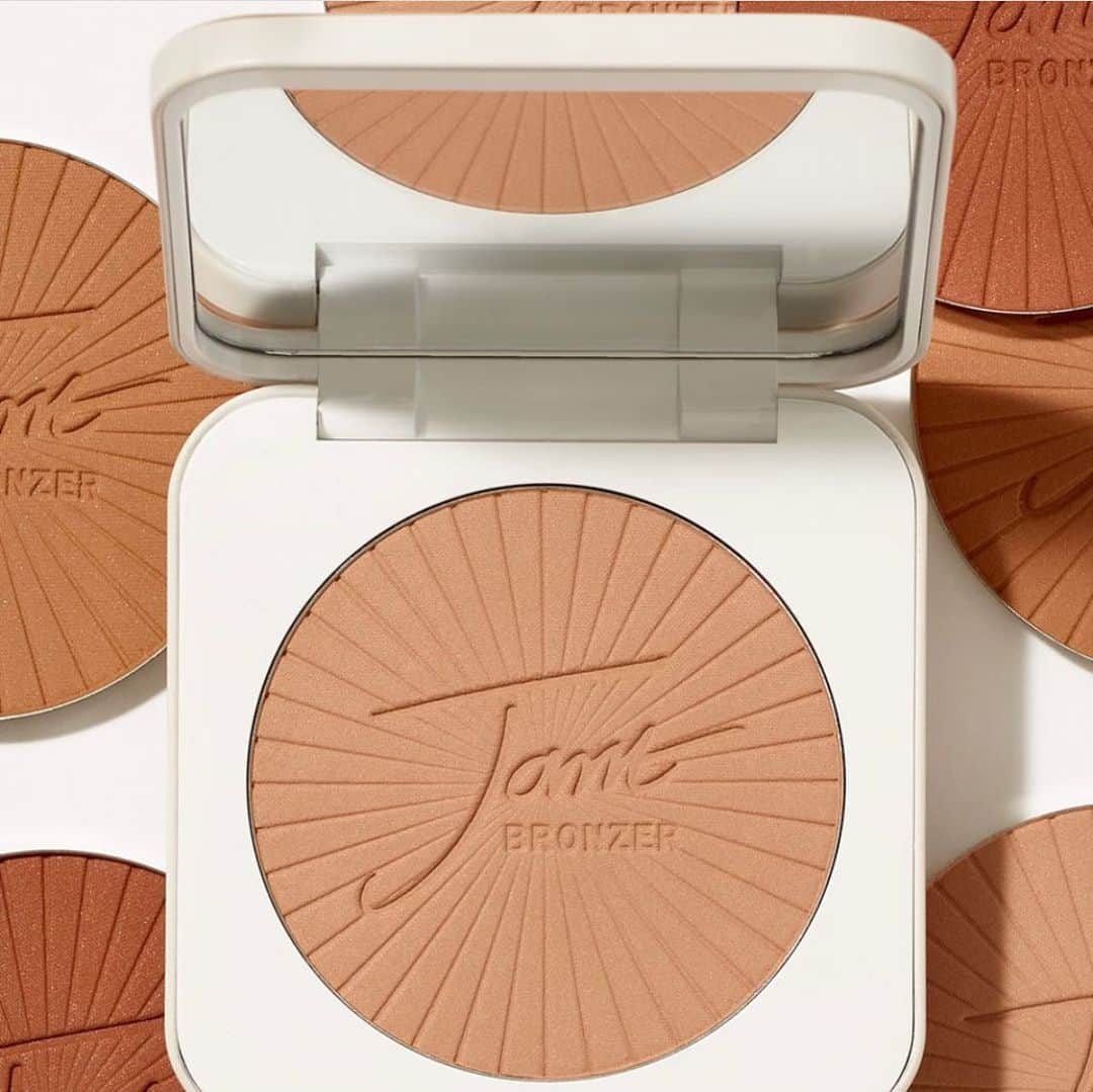 ジェーン・アイルデールのインスタグラム：「✨新商品のご紹介✨  どこか違う“ヘルシー美肌”へ その秘密は、新登場「ピュアブロンズ マット」ブロンザー✨  ブロンジング、シェイディング、メリハリ、立体感 1つのコンパクトと1本のブラシで思うまま 、なりたい顔へ 洗練されたダスティゴールドのコンパクトにお好きなカラーを 。パウダーを幅広く塗付しやすい「 チズルパウダーブラシ 」をセット、メイクの楽しさと仕上がりの美しさが広がります。  そっと舞い降りる羽のように肌にやさしく寄り添うブロンザーの登場 。 華やかさを放つのに洗練された上品さをまとうのは 、 質感がマットだから。 太陽を味方につけたようにナチュラル & ヘルシーな仕上がり。 夏の肌を立体的に美しく魅せます。  Light：明るめの肌に、フレームを整え立体的でエレガントな骨格を引き出すライトブラウン。 Medium：標準～健康的な肌に、自然な血色感を与えるキャラメルブラウン。チーク・アイメイクにも。 Dark：健康的～深みの肌トーンに。アイシャドウ・アイブロウにも使えるチョコレートブラウン。  ピュアブロンズ マット ブロンザー リフィル 価格税込 ¥6,600   🎁【数量限定】マットブロンザーキット ✨ピュアブロンズ マット リフィル 9 g ※全3色から選べます ✨ ゴールドコンパクト ✨ チズルパウダーブラシ 通常合計 ¥14,410 →セット特別価格 ¥13,200  *表示価格全て税込  ＊＊＊＊＊＊＊＊＊＊＊＊＊＊＊＊＊  #janeiredale  #ジェーンアイルデール #クリーンビューティ #スキンケアメイクアップ #ミネラルコスメ #オーガニックコスメ #ナチュラルコスメ #メイクアップアーティスト #デパコス #ナチュラルメイク #メイクアップ #ミネラルメイク #限定キット #日焼け止め#MRiBeauty #紫外線防止 #夏新作 #コスメ紹介 #メイク #makeup #ZOZOCOSME #ゾゾコスメ #コスメ #COSME #コスメ好きさんと繋がりたい #メイクアップ #ZOZOTOWN #ゾゾタウン」