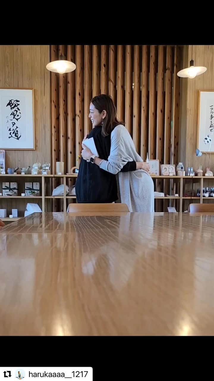 松本莉緒のインスタグラム：「#松本莉緒の淡路島リトリート ⛰🇯🇵参加メンバーはるちゃんのリトリート投稿をシェアさせて頂きます💓✨   今やっている事は自分が選んで選択した事。それがいつも自分にとっての正解。自分の選択に自信を持って邁進し続けてください👍✨やってみて疲れたら..少し見直してやり方を調整していく..その繰り返しで大丈夫🫶わたしもいつもそうしてる。  LOVEダヨウ❤️  Rio.  Repost @harukaaaa__1217 with @use.repost ・・・ * * #松本莉緒の淡路島リトリート   * * 撮影:乙さん  素敵な写真ばかりですので、 まとめました✨😆  * * リトリート参加後、仕事が益々 楽しくなり、お客様とヨガが 出来る喜びや、ヨガを通して 過ごす時間がより一層大切だと 感じる様になりました😌  * * 私が莉緒さんのヨガで感じた 想いや気持ちを今度は私が 来てくださる皆様に感じて 頂けるよう、日々邁進して いきます🧘✨  * *  @matsumoto_rio1022  @reomatsumoto8  @wellnesstrip_official  @zenbo_seinei   *  #松本莉緒の淡路島リトリート #リトリート#禅坊靖寧 #大自然#ロケーション#ヨガ #松本莉緒 #reomatsumoto」