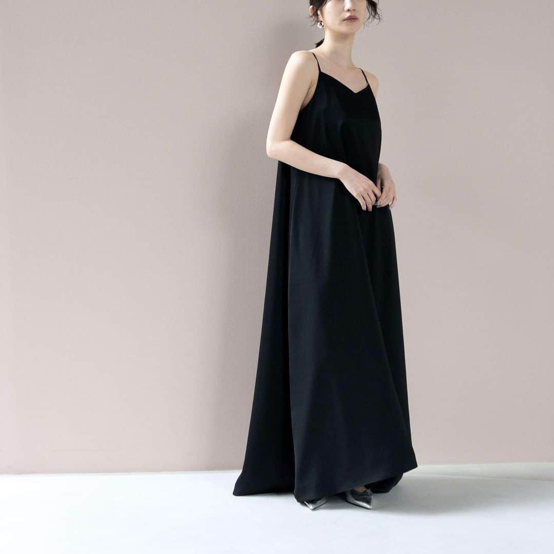 kaene －カエン－さんのインスタグラム写真 - (kaene －カエン－Instagram)「- re stock & new color -  Camisole dress / No.100734 color : white / black size : 34 / 36 / 38  上品な光沢感のサテンと繊細なドット生地を組み合わせたキャミソールドレス。  テントラインのドレープが美しく、ボリュームのある長めのスカートが特別感を演出します。  バックスタイルの連なったくるみボタンもデザインアクセントに。  新色でブラックが仲間入り🐈‍⬛🖤  #kaene #weddingdress  #blackdress  #二次会ドレス  #前撮りドレス  #フォトウェディング  #演奏家」5月30日 12時43分 - kaene_official