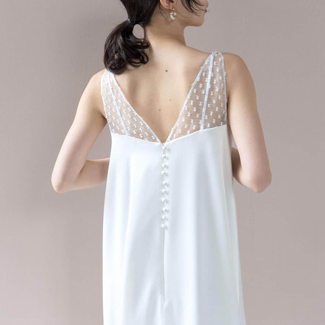 kaene －カエン－さんのインスタグラム写真 - (kaene －カエン－Instagram)「- re stock & new color -  Camisole dress / No.100734 color : white / black size : 34 / 36 / 38  上品な光沢感のサテンと繊細なドット生地を組み合わせたキャミソールドレス。  テントラインのドレープが美しく、ボリュームのある長めのスカートが特別感を演出します。  バックスタイルの連なったくるみボタンもデザインアクセントに。  新色でブラックが仲間入り🐈‍⬛🖤  #kaene #weddingdress  #blackdress  #二次会ドレス  #前撮りドレス  #フォトウェディング  #演奏家」5月30日 12時43分 - kaene_official