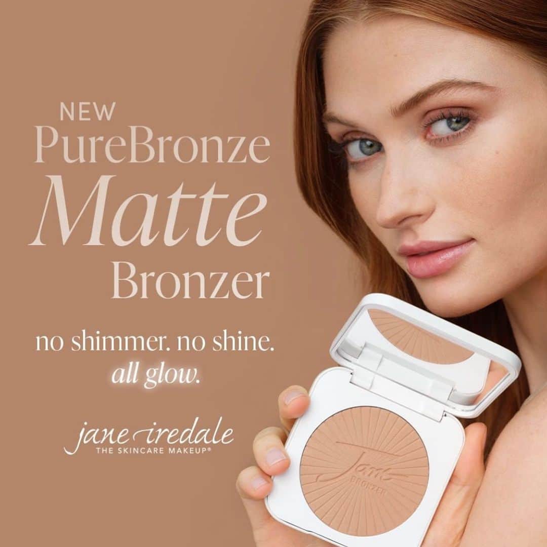 ジェーン・アイルデールのインスタグラム：「✨新商品のご紹介✨ ＼Pure Bronze Matte Bronzer／ どこか違う“ヘルシー美肌”へ その秘密は、新登場「ピュアブロンズ マット」ブロンザー✨  ブロンジング、シェイディング、メリハリ、立体感 1つのコンパクトと1本のブラシで思うまま 、なりたい顔へ 洗練されたダスティゴールドのコンパクトにお好きなカラーを 。パウダーを幅広く塗付しやすい「 チズルパウダーブラシ 」をセット、メイクの楽しさと仕上がりの美しさが広がります。  そっと舞い降りる羽のように肌にやさしく寄り添うブロンザーの登場 。 華やかさを放つのに洗練された上品さをまとうのは 、 質感がマットだから。 太陽を味方につけたようにナチュラル & ヘルシーな仕上がり。 夏の肌を立体的に美しく魅せます。  Light：明るめの肌に、フレームを整え立体的でエレガントな骨格を引き出すライトブラウン。 Medium：標準～健康的な肌に、自然な血色感を与えるキャラメルブラウン。チーク・アイメイクにも。 Dark：健康的～深みの肌トーンに。アイシャドウ・アイブロウにも使えるチョコレートブラウン。  ピュアブロンズ マット ブロンザー リフィル 価格税込 ¥6,600   🎁【数量限定】マットブロンザーキット ✨ピュアブロンズ マット リフィル 9 g ※全3色から選べます ✨ ゴールドコンパクト ✨ チズルパウダーブラシ 通常合計 ¥14,410 →セット特別価格 ¥13,200  *表示価格全て税込  モデルの色：Light   ＊＊＊＊＊＊＊＊＊＊＊＊＊＊＊＊＊  #janeiredale  #ジェーンアイルデール #クリーンビューティ #スキンケアメイクアップ #ミネラルコスメ #オーガニックコスメ #ナチュラルコスメ #メイクアップアーティスト #デパコス #ナチュラルメイク #メイクアップ #ミネラルメイク #限定キット #日焼け止め#MRiBeauty #紫外線防止 #夏新作 #コスメ紹介 #メイク #makeup #ZOZOCOSME #ゾゾコスメ #コスメ #COSME #コスメ好きさんと繋がりたい #メイクアップ #ZOZOTOWN #ゾゾタウン」