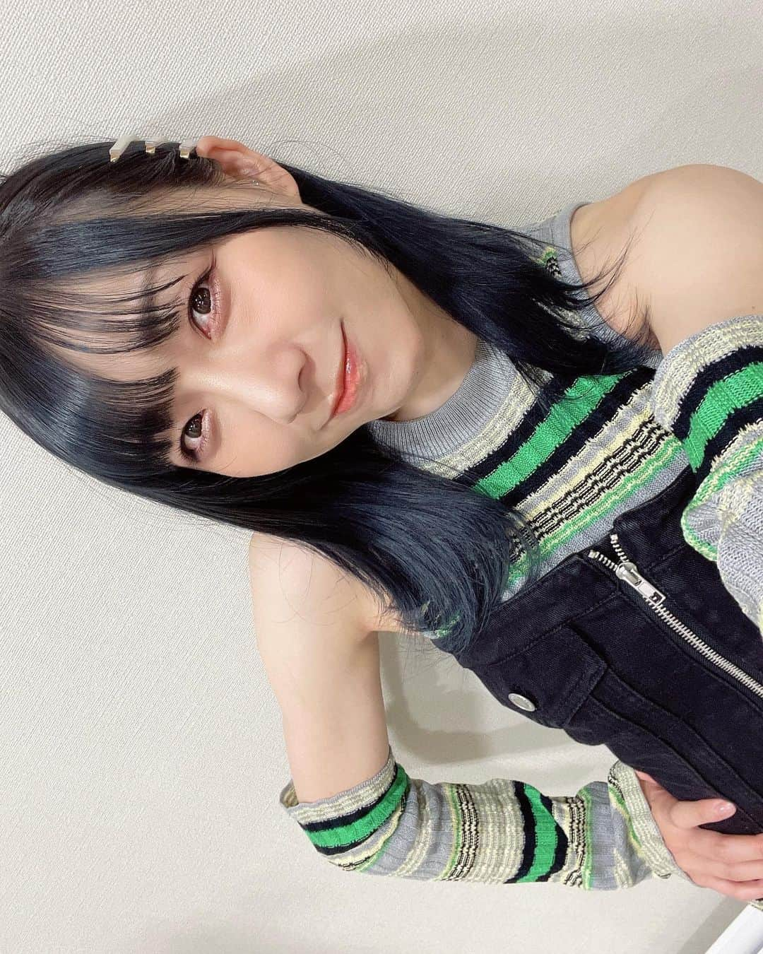 須田亜香里さんのインスタグラム写真 - (須田亜香里Instagram)「先週髪色入れ直しました〜！ 最近紫入れること多かったけど、今回は気分転換で青にした💙 1週間経ってまだ青みあるけど、ここから先の変化も楽しみっ （今海外にいるのでめっちゃ色抜けそうだねど。笑） #須田亜香里衣装 #東海テレビスイッチ #タイチサン #ブルーブラック」5月30日 12時44分 - akarisuda