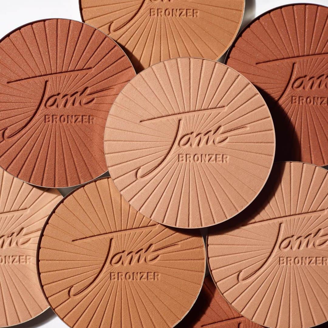 ジェーン・アイルデールのインスタグラム：「✨新商品のご紹介✨ ＼Pure Bronze Matte Bronzer／ どこか違う“ヘルシー美肌”へ その秘密は、新登場「ピュアブロンズ マット」ブロンザー✨  ブロンジング、シェイディング、メリハリ、立体感 1つのコンパクトと1本のブラシで思うまま 、なりたい顔へ 洗練されたダスティゴールドのコンパクトにお好きなカラーを 。パウダーを幅広く塗付しやすい「 チズルパウダーブラシ 」をセット、メイクの楽しさと仕上がりの美しさが広がります。  そっと舞い降りる羽のように肌にやさしく寄り添うブロンザーの登場 。 華やかさを放つのに洗練された上品さをまとうのは 、 質感がマットだから。 太陽を味方につけたようにナチュラル & ヘルシーな仕上がり。 夏の肌を立体的に美しく魅せます。  Light：明るめの肌に、フレームを整え立体的でエレガントな骨格を引き出すライトブラウン。 Medium：標準～健康的な肌に、自然な血色感を与えるキャラメルブラウン。チーク・アイメイクにも。 Dark：健康的～深みの肌トーンに。アイシャドウ・アイブロウにも使えるチョコレートブラウン。  ピュアブロンズ マット ブロンザー リフィル 価格税込 ¥6,600   🎁【数量限定】マットブロンザーキット ✨ピュアブロンズ マット リフィル 9 g ※全3色から選べます ✨ ゴールドコンパクト ✨ チズルパウダーブラシ 通常合計 ¥14,410 →セット特別価格 ¥13,200  *表示価格全て税込  モデルの色：Medium   ＊＊＊＊＊＊＊＊＊＊＊＊＊＊＊＊＊  #janeiredale  #ジェーンアイルデール #クリーンビューティ #スキンケアメイクアップ #ミネラルコスメ #オーガニックコスメ #ナチュラルコスメ #メイクアップアーティスト #デパコス #ナチュラルメイク #メイクアップ #ミネラルメイク #限定キット #日焼け止め#MRiBeauty #紫外線防止 #夏新作 #コスメ紹介 #メイク #makeup #ZOZOCOSME #ゾゾコスメ #コスメ #COSME #コスメ好きさんと繋がりたい #メイクアップ #ZOZOTOWN #ゾゾタウン」