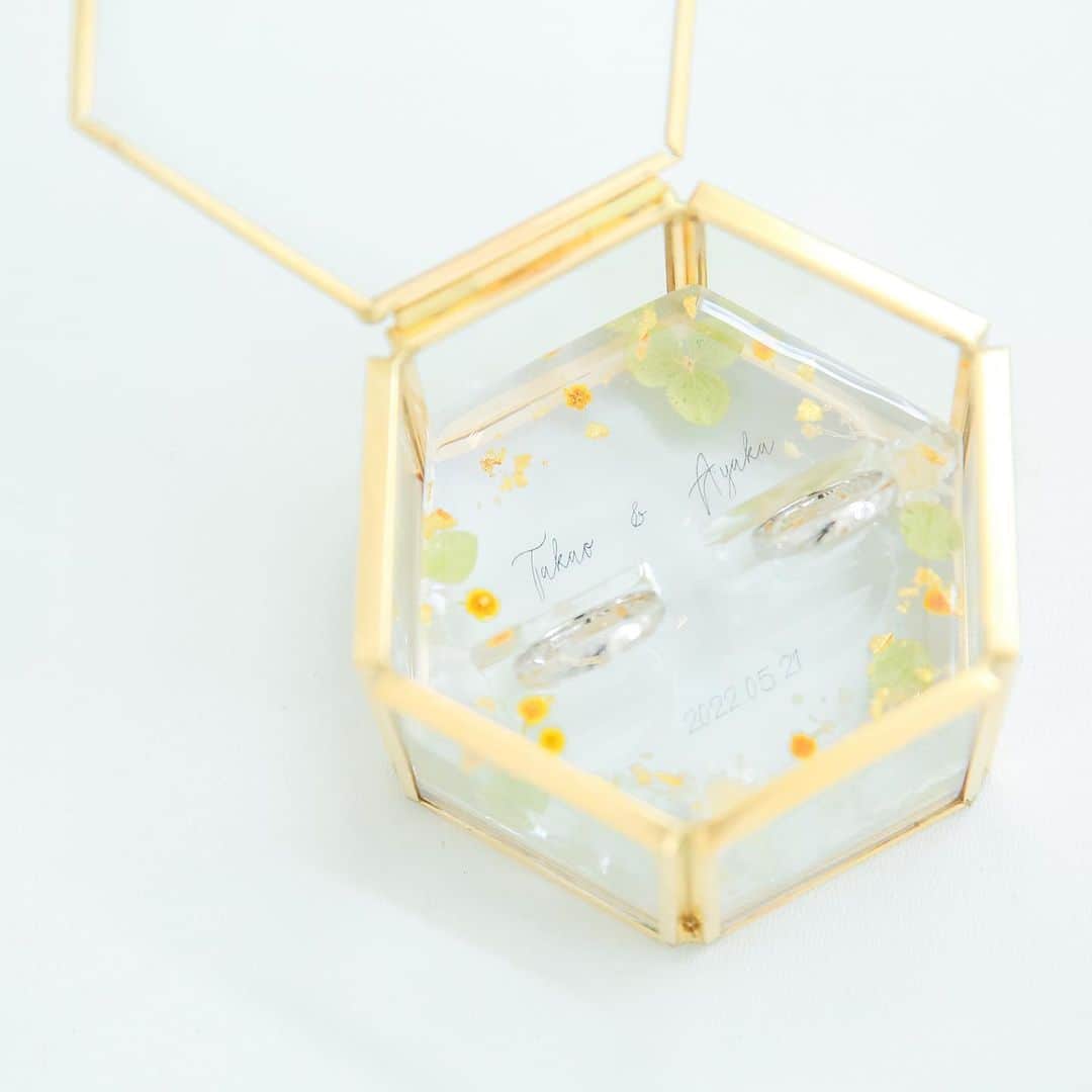 ザ・ピーク プレミアムテラスのインスタグラム：「オリジナルリングピロー💍  @fiorebianca_wedding @cocon.by.chloriscinq   ............................................................ 【2022年口コミ7年連続受賞】  \ゲスト満足度❤︎鹿児島県No.1/  ▪︎天空からまばゆい光が降り注ぐ 純白のチャペル ▪︎鹿児島中央駅・天文館から近い 鹿児島唯一の好立地 ▪︎完全貸切の空間で 特別感に包まれた心地よい1日を .......................................................... スタッフブログやㅗ 卒花レポート 会場見学 こちらからご覧いただけます♩  ▶︎ @thepeak_wedding トップページURLの 公式HPより、、、❤︎  #鹿児島#鹿児島花嫁 #ザピークプレミアムテラス #2023春婚 #2023夏婚 #2023冬婚 #wedding#ウェディング#家族婚ウェディング #親族婚 #親族結婚式 #少人数婚 #ウエディングブーケ #ナチュラルウエディング #大人ウエディング #花嫁さんの力になりたい #ウエディングフォト #おしゃれウエディング #カメラ #天文館 #コロナ対策 #ドレス迷子 #ブライダルヘア #結婚式アイディア #鹿児島結婚式#鹿児島結婚式場#鹿児島結婚式」