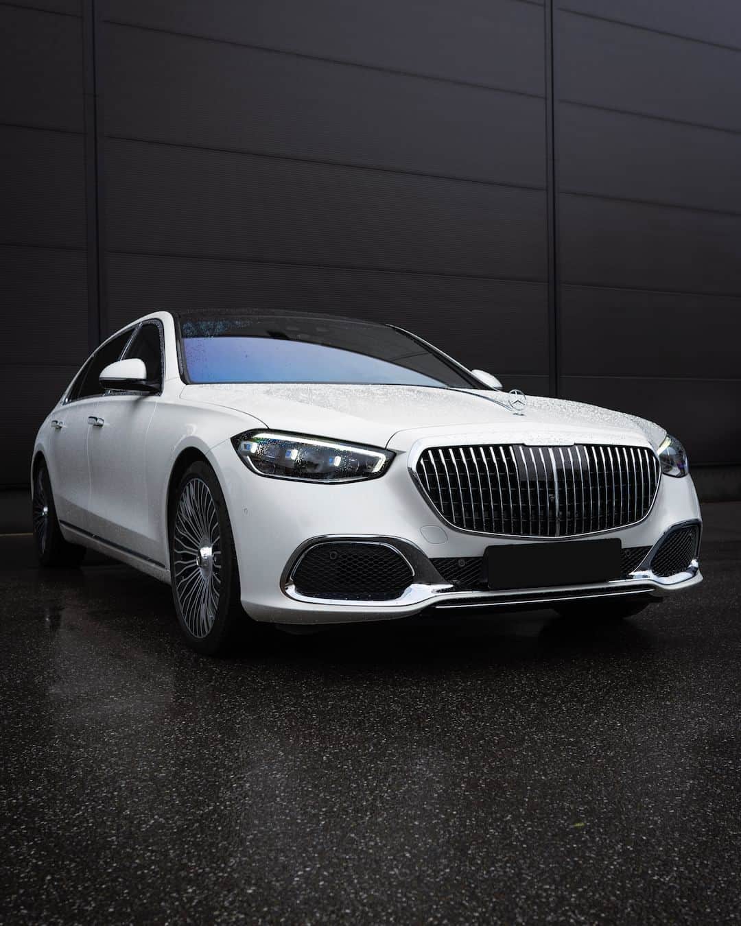 Mercedes-Benz Thailandのインスタグラム：「มอบประสบการณ์ระดับ Exclusive ให้คุณ กับ Mercedes-Maybach S 580 4MATIC Premium ตัวแทนของความหรูหรา ผ่านการออกแบบอันประณีตทำให้คุณต้องมนต์สะกดตั้งแต่วินาทีแรก  ✅ ด้วยกระจังหน้า Radiator Grille และสัญลักษณ์ Maybach Lettering ที่แสดงถึงเอกลักษณ์เฉพาะตัว ได้อย่างโดดเด่นเหนือใคร  ✅ เรียบหรู สง่างาม พร้อมระบบเปิด-ปิดประตูแบบ Seamless door handles ที่ทำงานร่วมกับระบบ KEYLESS-GO ผ่านระบบสัมผัสได้อย่างกลมกลืน ✅ มาพร้อมไฟหน้าแบบ MULTIBEAM LED ที่ช่วยสะท้อนความโดดเด่นให้กับคุณในทุกเส้นทาง  📷 aarodapa (IG) via mercedesmaybach (IG)  *อุปกรณ์บางส่วนในภาพอาจแตกต่างจากที่จำหน่ายจริง โปรดตรวจสอบรายการอุปกรณ์ของรถยนต์แต่ละรุ่นที่ผู้จำหน่ายฯ อย่างเป็นทางการทั่วประเทศ​​  #SClass #S580 #SophisticatedLuxury #MercedesMaybach #MercedesBenzThailand」