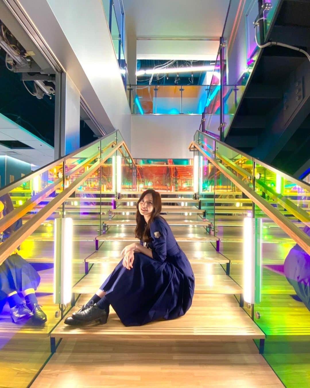 のインスタグラム：「オシャンな階段✨  #乃木坂46  #金川紗耶  #sayagram  #tiktoklive  #ありがとうございました😊  #カラフルな場所発見  #💡💖」