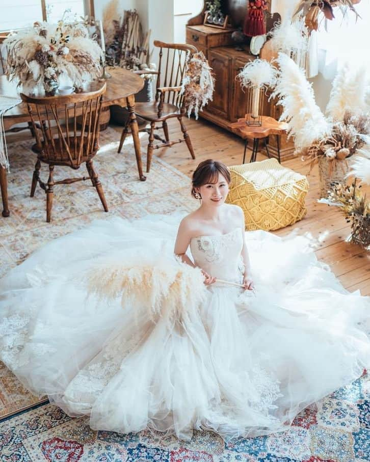 ♡プラコレWedding·⋆*さんのインスタグラム写真 - (♡プラコレWedding·⋆*Instagram)「. @placole_dressy【#DRESSY花嫁 】 【#プラコレ】をつけて投稿&フォローしてね♩ . ＝＝＝＝＝＝＝ . 絶対に撮りたい構図 お座りショット🤍 ボリュームドレスとのバランスが とっても可愛いショットに✨  撮影構図に入れてみてはいかがでしょう？📸 . ＝＝＝＝＝＝＝＝ 👗photo by... @k_wdstyle さま @n.wd_0626 さま @yuka_wd12 さま @pc_wd0826 さま @shio_yeol98 さま ＝＝＝＝＝＝＝＝ . 『#DRESSY花嫁』『#プラコレ』の ハッシュタグをつけて写真をUPしてね✦ 花嫁アプリ『DRESSY by プラコレ』の 記事に掲載＆リグラムされるかも♩ . みなさまからのいいねや保存 コメントをお待ちしています♥️ 「このウェディングドレス可愛い！」 「ヘアスタイルも気になる！！」 「今の花嫁さんの流行りは！？」etc. . ＝＝＝＝＝＝＝＝ 花嫁アプリでは、 プロのアドバイザーに結婚式の相談を何度でも♡ ウェディングドレスの記事や、 自分のウェディングレポを残せちゃう♡” . >>>TOPのURLからcheck ⋈ @placole_dressy >>>結婚のご相談は プラコレウェディングアドバイザーへ♡ @wedding_adviser >>>ウェディングレポを残したいなら、 farny by プラコレをcheck ✎ @farny_wedding >>>花嫁準備に欠かせないアイテムをお探しなら placole & dressy Beauty をcheck ❁ @dressy_beauty_ >>>素敵なドレスに出会いたい花嫁さま♡ @dressyonline_をcheck >>>おしゃれなファミリーフォトは ドレシーベイビーをcheck 𓏸 @dressy.baby >>>鎌倉にOPEN”お花とドレスと紅茶のカフェ” @dressyroom_teaをcheck𓌉𓇋 . ＝＝＝＝＝＝＝＝＝＝＝＝＝＝＝＝ . #プレ花嫁 #卒花 #花嫁 #卒花嫁 #結婚 #結婚式 #試着レポ #farnyレポ #2023秋婚 #2023冬婚 #2024春婚 #2024夏婚 #カラードレス試着 #ドレス試着 #ドレス試着レポ #ドレス選び #カラードレス #カラードレス迷子 #ウェディングドレス #ドレス迷子 #ブルードレス #ピンクドレス #ドレスフォト #ウェディングフォト #お座りショット #撮影構図」5月30日 13時14分 - placole_dressy