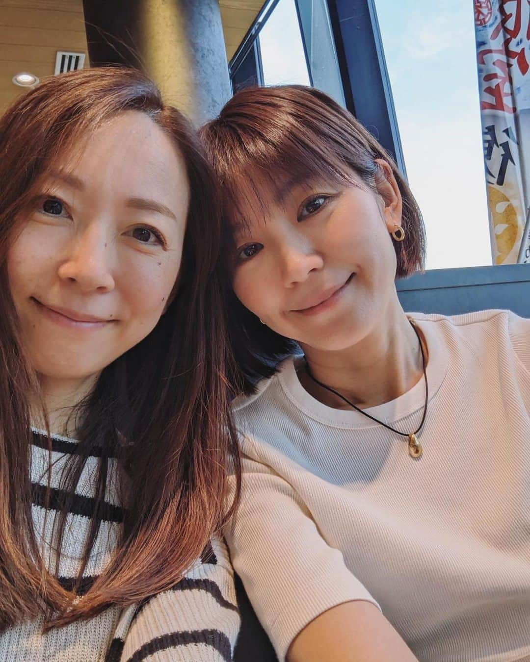 ナオさんのインスタグラム写真 - (ナオInstagram)「かれこれ27年くらいのお付き合い？ の私たち😊  回転寿司に開店前から並び（みんな走るから走っちゃったよ😅） デザートはBillsへ  お互い近況報告してあっという間の時間を過ごしました♪   また集まろうね🙌」5月30日 13時11分 - nao_nao310