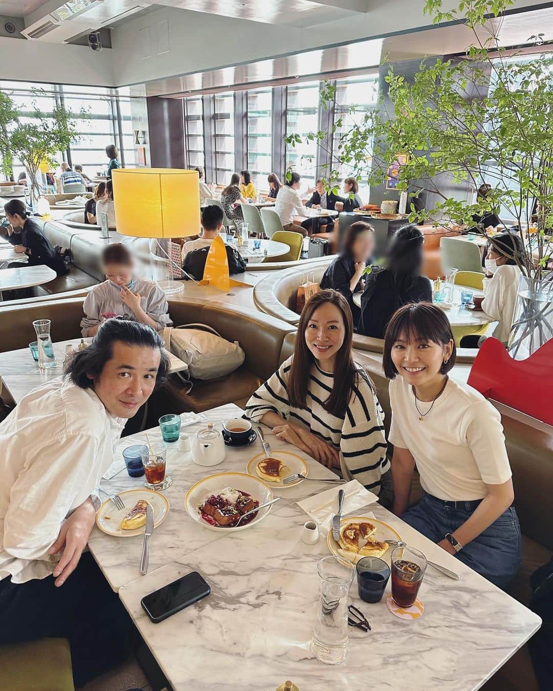 ナオのインスタグラム：「かれこれ27年くらいのお付き合い？ の私たち😊  回転寿司に開店前から並び（みんな走るから走っちゃったよ😅） デザートはBillsへ  お互い近況報告してあっという間の時間を過ごしました♪   また集まろうね🙌」