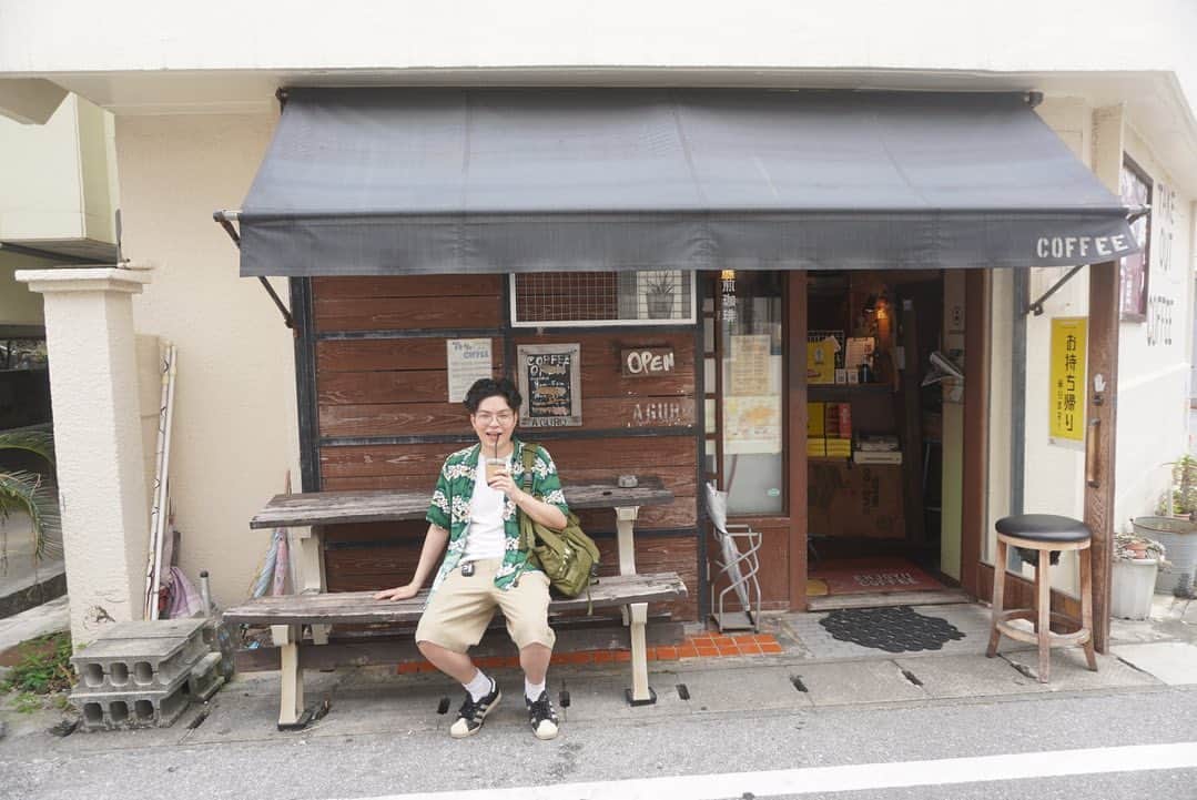 出井隼之介（ヤーレンズ）さんのインスタグラム写真 - (出井隼之介（ヤーレンズ）Instagram)「＂あぐろ焙煎珈琲店＂(#沖縄)  波上宮からちょろっと行った閑静なところにある佇まい良い珈琲店。教えてもらって良かった。なんか嬉しそうだな。  #コーヒー #珈琲 #コーヒースタンド #コーヒー大好き #カフェ #カフェ巡り #カフェ部 #カフェ散歩 #喫茶店 #喫茶部 #cafe #cafetime #cafestagram #cafeculture #cafelife #coffee #coffeetime #coffeeshop #coffeebreak #coffeelove #coffeelovers #coffeeculture #coffeelife #coffeeholic #coffeeshopvibes」5月30日 13時18分 - dei_junnosuke