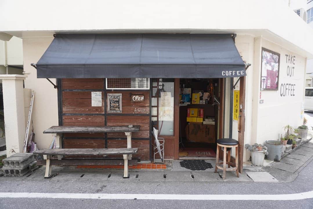 出井隼之介（ヤーレンズ）のインスタグラム：「＂あぐろ焙煎珈琲店＂(#沖縄)  波上宮からちょろっと行った閑静なところにある佇まい良い珈琲店。教えてもらって良かった。なんか嬉しそうだな。  #コーヒー #珈琲 #コーヒースタンド #コーヒー大好き #カフェ #カフェ巡り #カフェ部 #カフェ散歩 #喫茶店 #喫茶部 #cafe #cafetime #cafestagram #cafeculture #cafelife #coffee #coffeetime #coffeeshop #coffeebreak #coffeelove #coffeelovers #coffeeculture #coffeelife #coffeeholic #coffeeshopvibes」