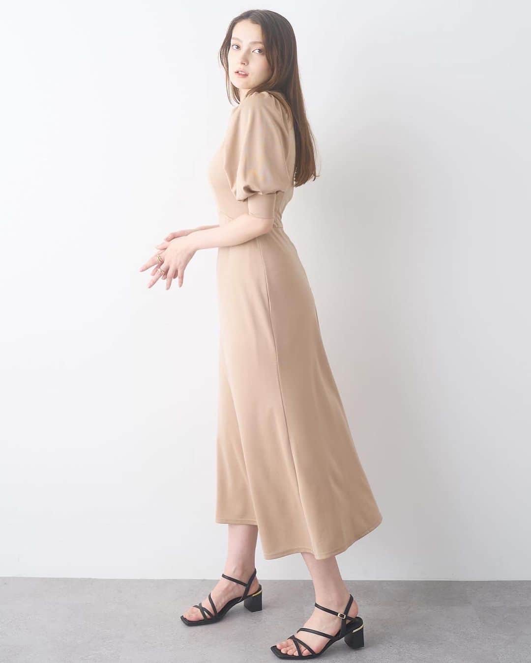 ドロシーズのインスタグラム：「.   ▽onepiece チョーカー風ナローワンピースonepiece col:beige size:free  ￥6,930 tax in  チョーカー風のデザインがポイントのナローワンピース。 袖にボリュームがあり腕をスッキリみせてくれます。 インナーキャミワンピース付きです。  ━━━━━━━━━━━━━━━ ZOZOにて発売中 TOPページURLからチェック✔︎ ━━━━━━━━━━━━━━━ @drwcys_official  #drwcys  #ドロシーズ #23ss  #フェミニン  #フェミニンコーデ  #ワンピース  #onepiece  #ベージュ  #zozotown  #ゾゾタウン」
