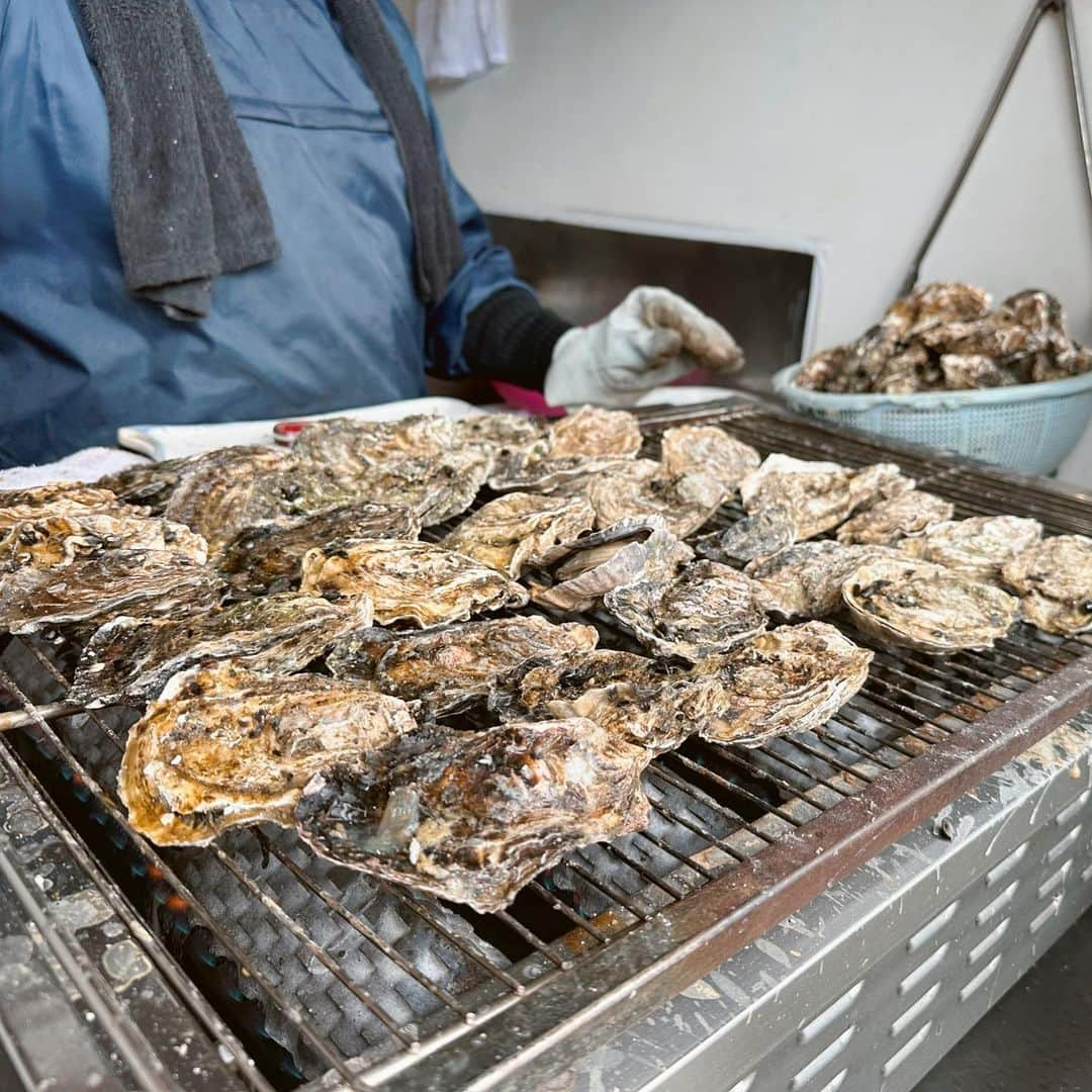 とぎもちさんのインスタグラム写真 - (とぎもちInstagram)「. 【広島 宮島 🇯🇵 히로시마 미야지마】  宮島を食べ歩き😍😍  もう美味しそうなのいっぱい 食べきれないくらい食べたいものが💓💓  あなご飯に始まり~   ・焼きガキ ぷりっぷりうまっ💕  ・にぎり天 アスパラベーコン美味しい。。  ・揚げもみじ饅頭（抹茶） サクッとろっ美味しー😂💓  ・ピオーネのフローズン💕 一瞬で無くなる。 宮島らしいトッピングが選べます⛩️🦌  ・歩きカキおこ パリッとした生地に 広島焼きのそばや半熟目玉焼き、 牡蠣まで入ってた🦪💓 激うま。。  #宮島食べ歩き #揚げもみじ #にぎり天 #焼き牡蠣 #歩き牡蠣おこ #宮島横丁 #広島 #広島名物 #広島グルメ #広島旅行 #宮島 #宮島グルメ #宮島名物 #야키가키 #아루키카키오코 #아게모미지 #니기리템 #아나고메시 #히로시마 #히로시마맛집 #히로시마여행 #미야지마 #미야지마맛집 #とぎもち広島 #とぎもち宮島食べ歩き #とぎもち歩きかきおこ #とぎもちにぎり天 #とぎもち焼き牡蠣 #とぎもち揚げもみじ #とぎもち宮島」5月30日 13時25分 - togistagram