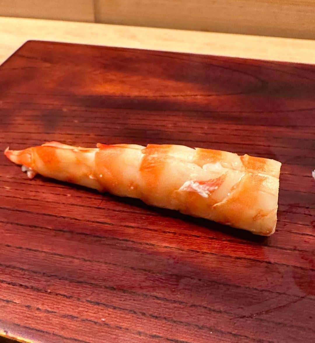 井上公造さんのインスタグラム写真 - (井上公造Instagram)「ずっと行きたかった寿司屋に連れて行ってもらいました。4種類の雲丹を使った小丼、オリジナルのとろたく、ミニ寿司。美味しいだけじゃなく、エンターテインメントでした！  #北新地グルメ  #北新地本通り  #寿司  #とろたく  #予約必須」5月30日 13時29分 - inouekozo39