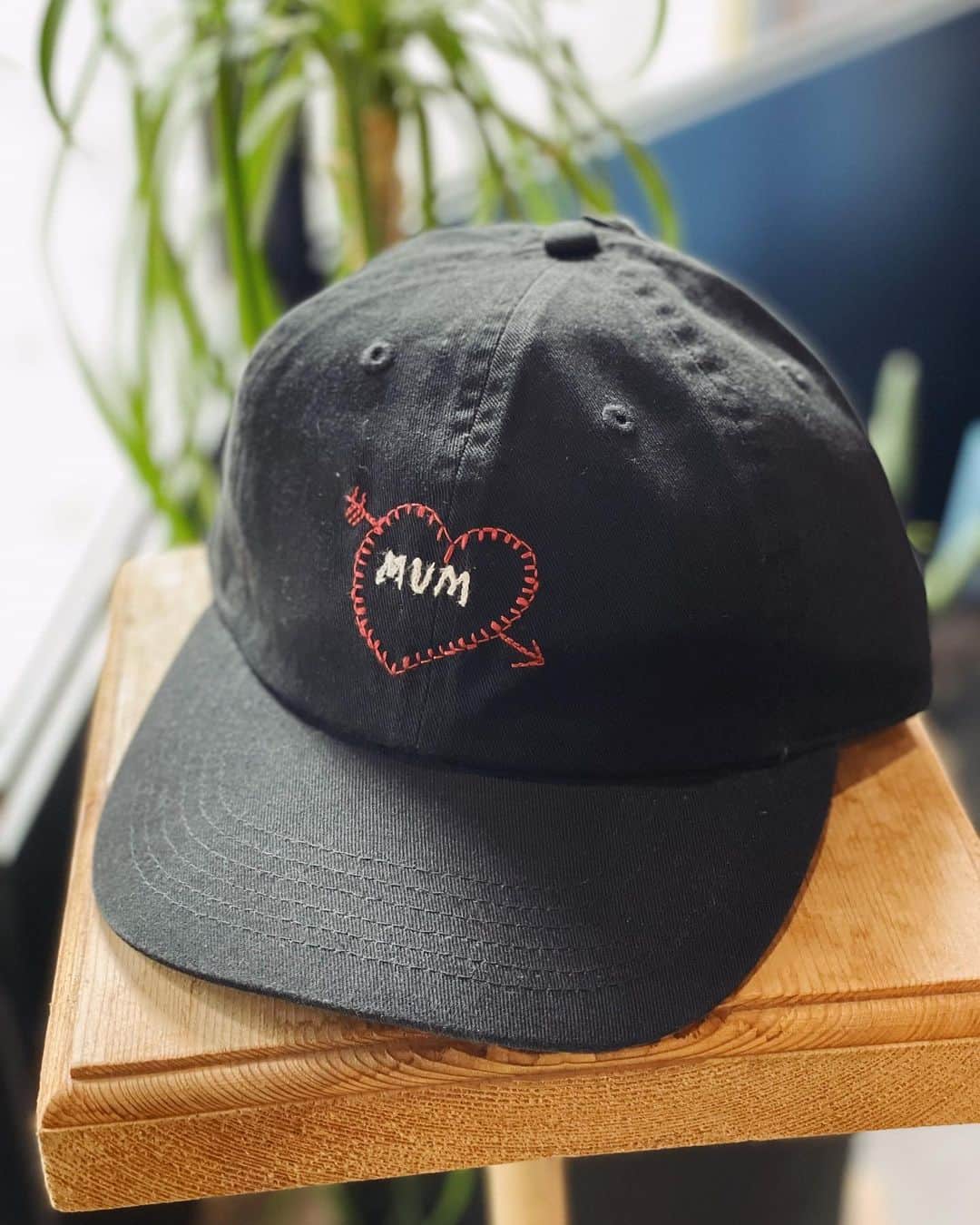 PERKのインスタグラム：「たくさん再販のお声をいただきましたMOIのツイルcap PERK Limited new colorで本日14時より限定発売致します　(発売までプレビューご参照ください) patch handと同じくデザイナー手描きの 新バージョン ”MUM”もリリースです」