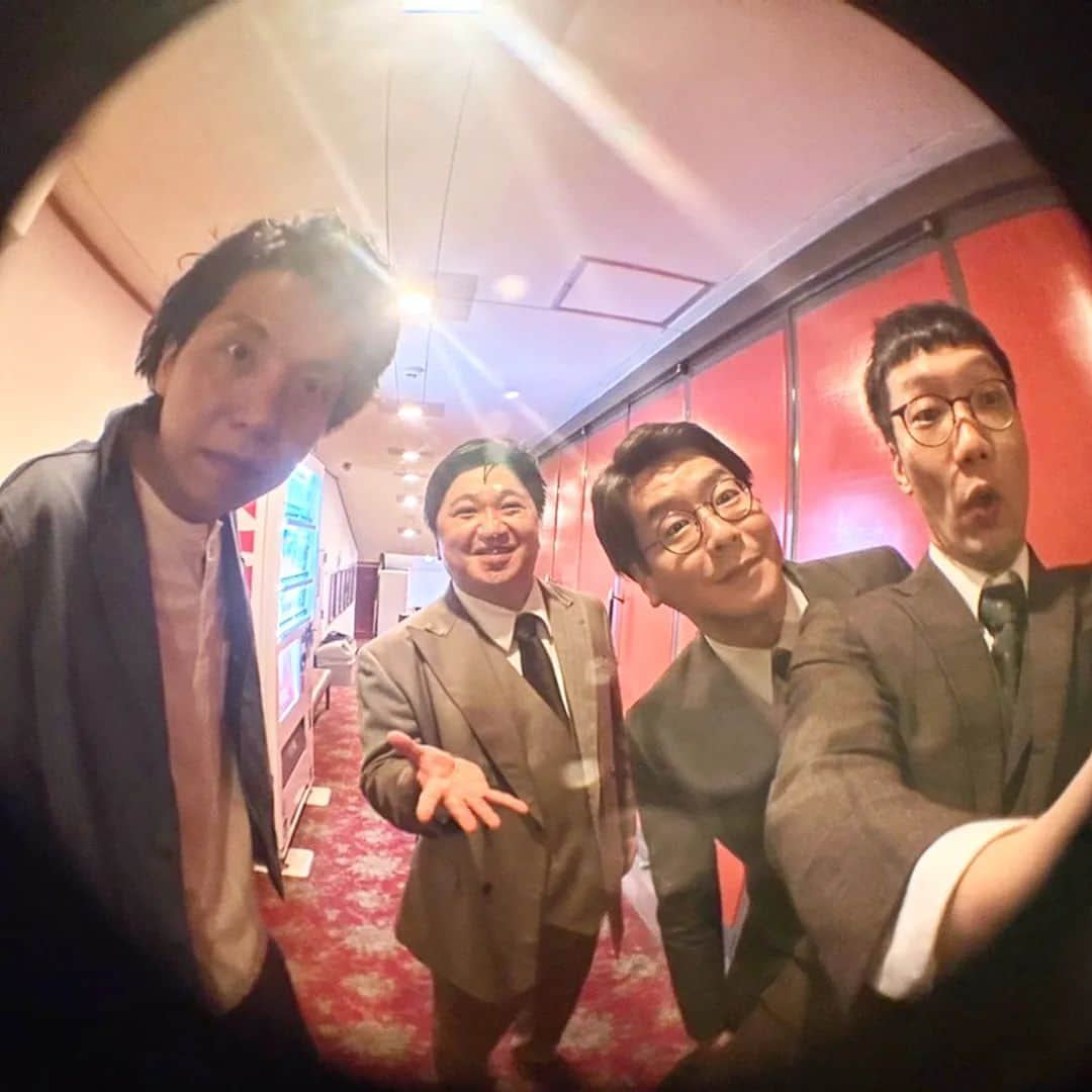 よしもと祇園花月さんのインスタグラム写真 - (よしもと祇園花月Instagram)「＼このあと１５時公演当日券発売中‼️／  #ニッポンの社長 さん✕ #男性ブランコ さんからお出番終わりに写真を頂きました！！  魚眼カメラでエモい写真に📸❤  当日券は劇場窓口にてご購入頂けます！！  ぜひお越し下さい！！  #ニッポンの社長辻  #ニッポンの社長ケツ #男性ブランコ浦井 #男性ブランコ平井 #魚眼カメラ #劇場　#京都　#祇園　 #祇園観光　#京都観光 #京都旅行　#旅行 #お笑い　#お笑い好きな人と繋がりたい  #芸人　#よしもと芸人 #推し活 #そうだ京都いこう #photo #photooftheday #kyoto」5月30日 13時38分 - gionkagetsu