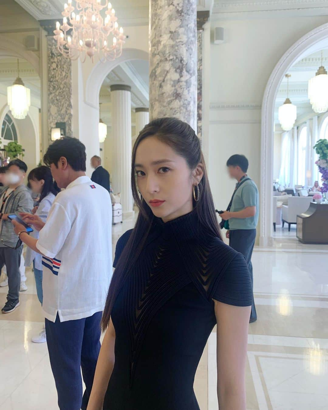 クリスタルさんのインスタグラム写真 - (クリスタルInstagram)「chose this dress for the photocall because it reminded me of a spiderweb🕸️dont you think?」5月30日 13時39分 - vousmevoyez