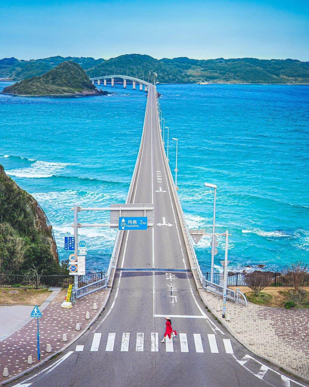 Honda 本田技研工業(株)さんのインスタグラム写真 - (Honda 本田技研工業(株)Instagram)「海と橋が織りなす壮大な景色😆 一度は訪れてみたい場所です！ . 「芸術的な美しさでした💙💚」 Photo by @lulu_camera . #MeandHonda #Honda #thepowerofdreams #ホンダ好きと繋がりたい #ドライブ #ツーリング #ドライブ好きな人と繋がりたい #ツーリング好きな人と繋がりたい #ドライブスポット #ツーリングスポット #山口県 #下関市 #角島大橋 #Hondalife #hondagram . 本アカウントでは、「 #MeandHonda 」をつけてInstagramに投稿された皆さんの写真を紹介させていただきます。 Honda製品を取り入れた作品はもちろん、製品が写っていない作品も大歓迎です！ . 思い出の写真や自宅付近で撮影された写真など、たくさんのご投稿をお待ちしています。」5月30日 13時48分 - hondajp