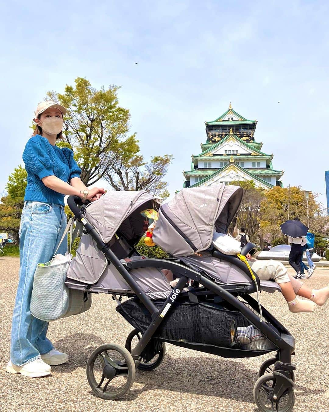 ハミ さんのインスタグラム写真 - (ハミ Instagram)「よく質問をもらう2人乗りベビーカーのお話し👶🏻👦🏻  うちは無いと困る感じなんですけど、毎日使ってるわけではないです💡  平日お散歩したり、 公園行ったりスーパー行く時は長男ベビーカーで次男抱っこ紐で十分だし動きやすい。 今のところは。  でも家族でのお出かけは絶対2人乗りで出かけます🌼  うちは車無くて基本電車移動だからずーっと抱っこはしんどいし、暑い。 次男が抱っこマンじゃなくてベビーカーに座っててくれるタイプなので、 休日のお出かけは2人乗りがめっちゃ楽です◎  今のところ平日はあんまり使ってないけど、次男が10kg超えてきたら普段から2人乗り使う様になるんじゃないかなと思います🌷  私的には買ってめちゃくちゃ良かったアイテムだし、これから益々活躍してくれると思う👍🏻  車があったり下の子がめちゃくちゃ抱っこマンだとまた違うかなとも思うので、 あくまでも我が家の場合です✍️  妊娠中から買うか悩んで、 結局産まれてからネットで買ったので、必要と感じてから用意してもいいと思います☺️  #ベビーカー#2人乗りベビーカー#年子#年子育児#年子兄弟#年子ママ#育児#育児日記」5月30日 13時46分 - hami0519