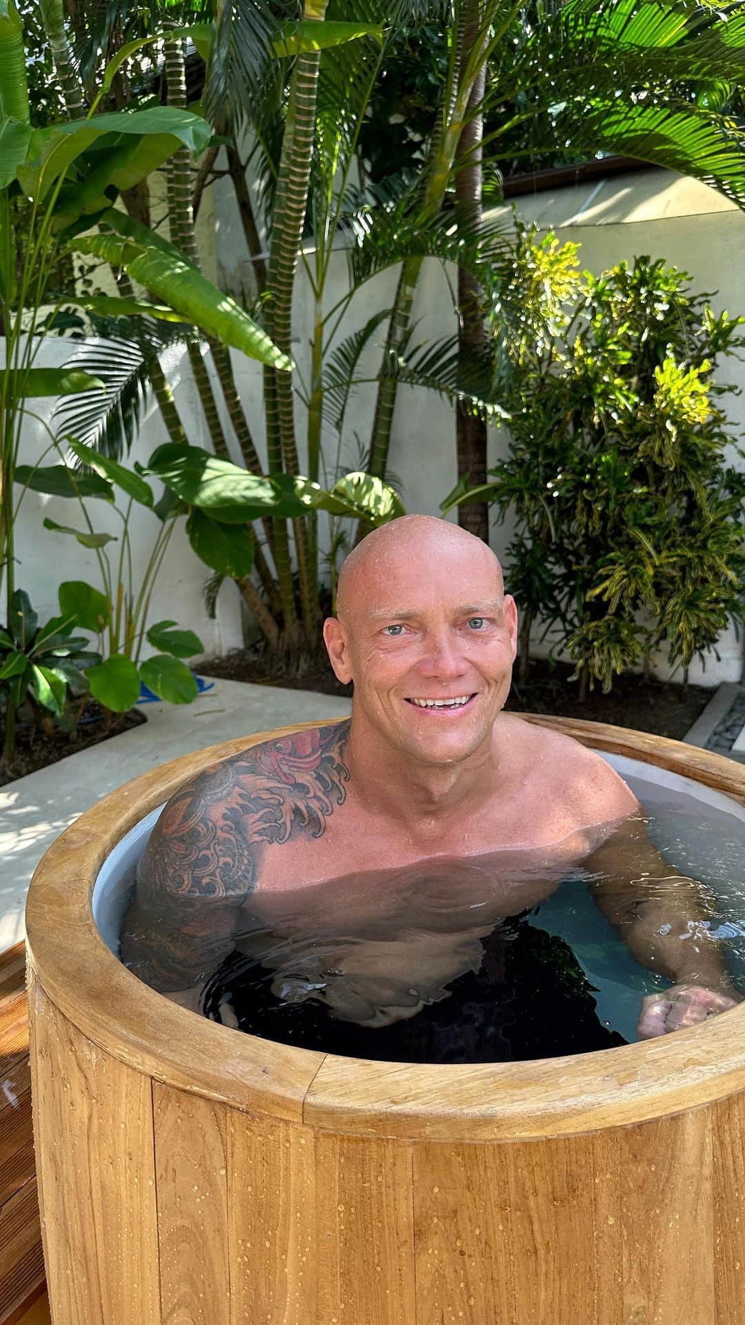 マイケル・クリムのインスタグラム：「Ice baths to assist my recovery when I was an athlete and now ice baths to assist my symptoms with CIDP.  @icebaths_bali @michelleowen #icebath #icebath.com #bali #cidpwarrior @thefacesofguillainbarreandcidp @klim.foundation」