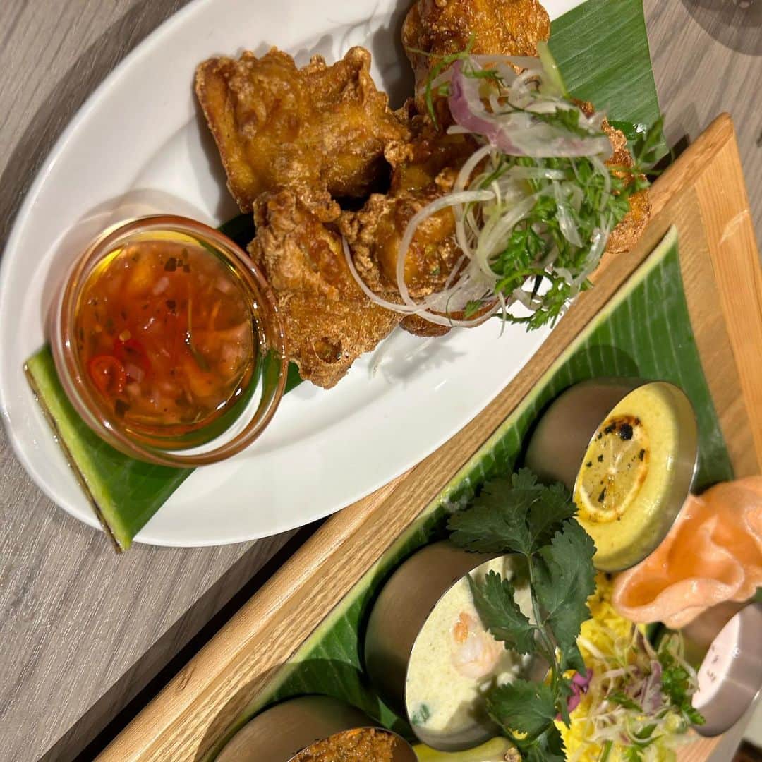 世手子さんのインスタグラム写真 - (世手子Instagram)「Authentic Indonesian cuisine( ^ω^ ) all delicious☆〜（ゝ。∂） I feel like I went on a trip✈︎✨✨ @plataran_shinjuku.tokyo  インドネシアのハイクラスリゾートホテル『Plataran』がプロデュースする日本初上陸となるレストランに行ってきたよ( ^ω^ ) #プラタラン 楽しかった(*´∀｀*) 本格的 #エスニック春雨 はドレッシングをかけると色変して素敵(^ ^ #サテ 五種も豪華🌟 チキンとシュリンプに ホタテとヤリイカ ビーフも美味しい(*'ω'*) つくねがソーセージみたいにでてきた( ◠‿◠ ) カクテルも映え🍸 アジアンチキンスープもほっこり癒されました(^_^) スパイスカレープレートも最高(๑>◡<๑) 3種類のカレーが楽しめる🍛 リゾート地にきたみたい(^_^)v アジアン唐揚げもふっくらさくさく ラム肉のスパイシーグリルは柔らかくて感動しました(●´ω｀●) デザートはマンゴープリン♪( ´▽｀) まさに旅するグルメ^ ^ 是非行ってみてね🍻 #新宿グルメ　#アジアン料理　#新宿ディナー　#新宿ランチ　#エスニック料理  この日も @edita.official #EDITA.（ #エディータ ）でお出かけ^_^ 動物由来の革、毛は使用していないからお気に入り(^-^) お手入れは軽く湿らしたタオルでの拭き取り程度でok edita.  en.（エン）ラインのコンセプトは ～ FRIDAY NIGHTS ～ 「艶」ある大人が金曜の夜をもっと素敵にしてくれるのでどんな場所でも上質で気品漂うワンランク上のラインにしてくへます（＾_＾）  https://item.rakuten.co.jp/grangy/edt-085/  #ドタバタ育児  #二児のママ  #2児育児 #赤ちゃんのいる暮らし  #3歳男の子 #3歳差育児  #二児の母 #二児ママ  #ママシンガー  #二児育児 #2児ママ #2児のママ #赤ちゃんのいる生活 #supported」5月30日 13時47分 - rojide