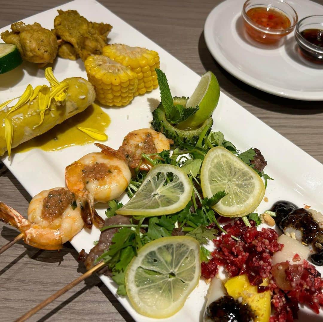 世手子さんのインスタグラム写真 - (世手子Instagram)「Authentic Indonesian cuisine( ^ω^ ) all delicious☆〜（ゝ。∂） I feel like I went on a trip✈︎✨✨ @plataran_shinjuku.tokyo  インドネシアのハイクラスリゾートホテル『Plataran』がプロデュースする日本初上陸となるレストランに行ってきたよ( ^ω^ ) #プラタラン 楽しかった(*´∀｀*) 本格的 #エスニック春雨 はドレッシングをかけると色変して素敵(^ ^ #サテ 五種も豪華🌟 チキンとシュリンプに ホタテとヤリイカ ビーフも美味しい(*'ω'*) つくねがソーセージみたいにでてきた( ◠‿◠ ) カクテルも映え🍸 アジアンチキンスープもほっこり癒されました(^_^) スパイスカレープレートも最高(๑>◡<๑) 3種類のカレーが楽しめる🍛 リゾート地にきたみたい(^_^)v アジアン唐揚げもふっくらさくさく ラム肉のスパイシーグリルは柔らかくて感動しました(●´ω｀●) デザートはマンゴープリン♪( ´▽｀) まさに旅するグルメ^ ^ 是非行ってみてね🍻 #新宿グルメ　#アジアン料理　#新宿ディナー　#新宿ランチ　#エスニック料理  この日も @edita.official #EDITA.（ #エディータ ）でお出かけ^_^ 動物由来の革、毛は使用していないからお気に入り(^-^) お手入れは軽く湿らしたタオルでの拭き取り程度でok edita.  en.（エン）ラインのコンセプトは ～ FRIDAY NIGHTS ～ 「艶」ある大人が金曜の夜をもっと素敵にしてくれるのでどんな場所でも上質で気品漂うワンランク上のラインにしてくへます（＾_＾）  https://item.rakuten.co.jp/grangy/edt-085/  #ドタバタ育児  #二児のママ  #2児育児 #赤ちゃんのいる暮らし  #3歳男の子 #3歳差育児  #二児の母 #二児ママ  #ママシンガー  #二児育児 #2児ママ #2児のママ #赤ちゃんのいる生活 #supported」5月30日 13時47分 - rojide
