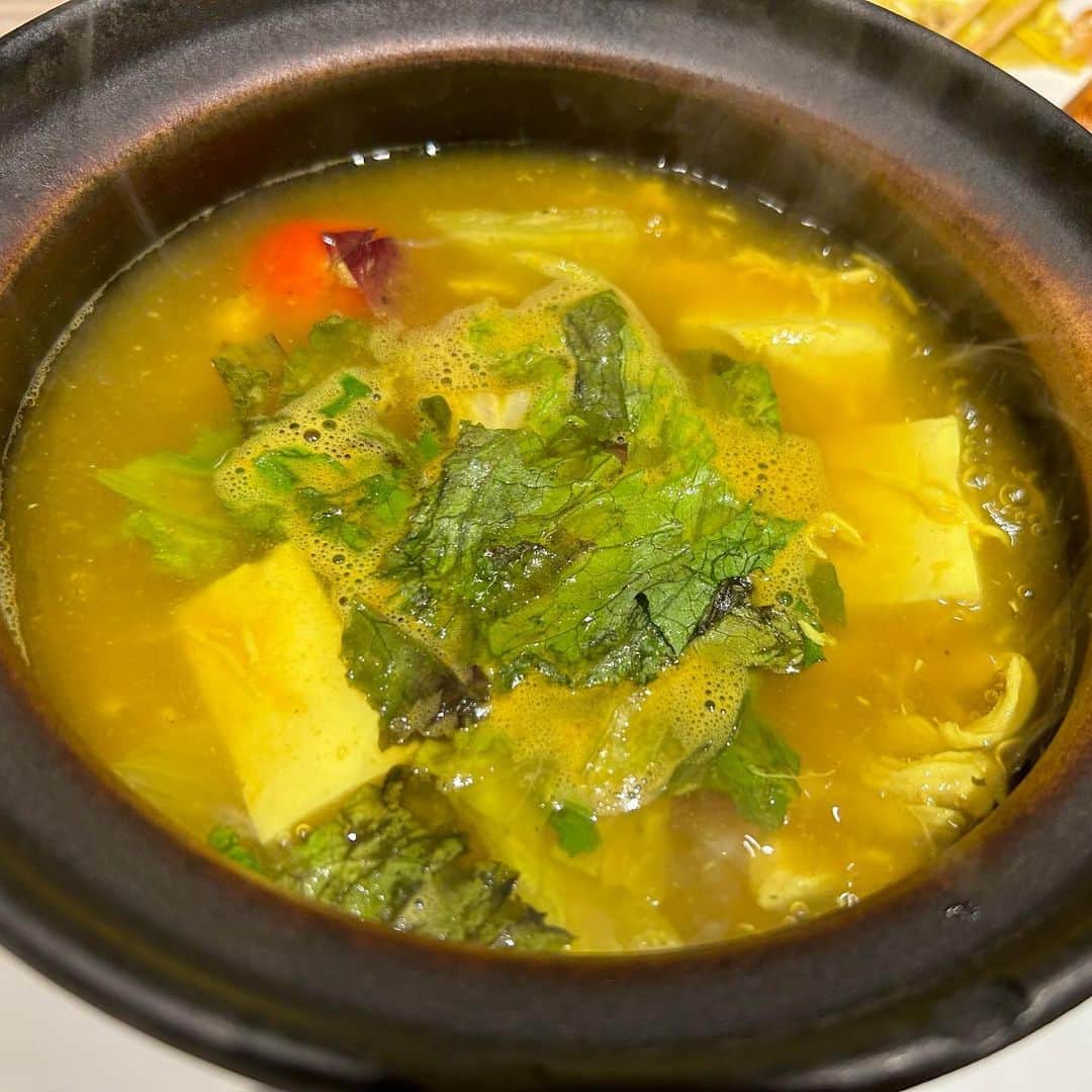 世手子さんのインスタグラム写真 - (世手子Instagram)「Authentic Indonesian cuisine( ^ω^ ) all delicious☆〜（ゝ。∂） I feel like I went on a trip✈︎✨✨ @plataran_shinjuku.tokyo  インドネシアのハイクラスリゾートホテル『Plataran』がプロデュースする日本初上陸となるレストランに行ってきたよ( ^ω^ ) #プラタラン 楽しかった(*´∀｀*) 本格的 #エスニック春雨 はドレッシングをかけると色変して素敵(^ ^ #サテ 五種も豪華🌟 チキンとシュリンプに ホタテとヤリイカ ビーフも美味しい(*'ω'*) つくねがソーセージみたいにでてきた( ◠‿◠ ) カクテルも映え🍸 アジアンチキンスープもほっこり癒されました(^_^) スパイスカレープレートも最高(๑>◡<๑) 3種類のカレーが楽しめる🍛 リゾート地にきたみたい(^_^)v アジアン唐揚げもふっくらさくさく ラム肉のスパイシーグリルは柔らかくて感動しました(●´ω｀●) デザートはマンゴープリン♪( ´▽｀) まさに旅するグルメ^ ^ 是非行ってみてね🍻 #新宿グルメ　#アジアン料理　#新宿ディナー　#新宿ランチ　#エスニック料理  この日も @edita.official #EDITA.（ #エディータ ）でお出かけ^_^ 動物由来の革、毛は使用していないからお気に入り(^-^) お手入れは軽く湿らしたタオルでの拭き取り程度でok edita.  en.（エン）ラインのコンセプトは ～ FRIDAY NIGHTS ～ 「艶」ある大人が金曜の夜をもっと素敵にしてくれるのでどんな場所でも上質で気品漂うワンランク上のラインにしてくへます（＾_＾）  https://item.rakuten.co.jp/grangy/edt-085/  #ドタバタ育児  #二児のママ  #2児育児 #赤ちゃんのいる暮らし  #3歳男の子 #3歳差育児  #二児の母 #二児ママ  #ママシンガー  #二児育児 #2児ママ #2児のママ #赤ちゃんのいる生活 #supported」5月30日 13時47分 - rojide