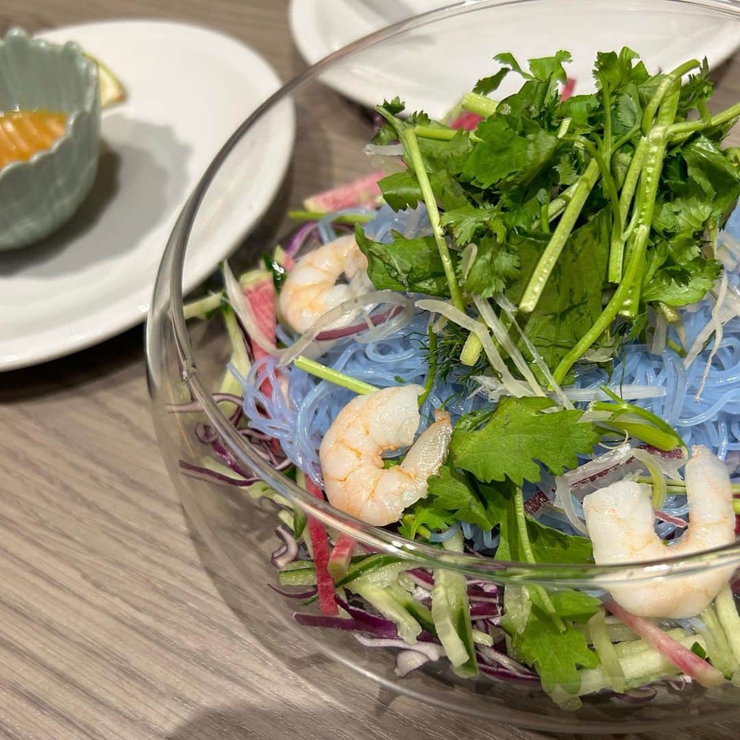 世手子さんのインスタグラム写真 - (世手子Instagram)「Authentic Indonesian cuisine( ^ω^ ) all delicious☆〜（ゝ。∂） I feel like I went on a trip✈︎✨✨ @plataran_shinjuku.tokyo  インドネシアのハイクラスリゾートホテル『Plataran』がプロデュースする日本初上陸となるレストランに行ってきたよ( ^ω^ ) #プラタラン 楽しかった(*´∀｀*) 本格的 #エスニック春雨 はドレッシングをかけると色変して素敵(^ ^ #サテ 五種も豪華🌟 チキンとシュリンプに ホタテとヤリイカ ビーフも美味しい(*'ω'*) つくねがソーセージみたいにでてきた( ◠‿◠ ) カクテルも映え🍸 アジアンチキンスープもほっこり癒されました(^_^) スパイスカレープレートも最高(๑>◡<๑) 3種類のカレーが楽しめる🍛 リゾート地にきたみたい(^_^)v アジアン唐揚げもふっくらさくさく ラム肉のスパイシーグリルは柔らかくて感動しました(●´ω｀●) デザートはマンゴープリン♪( ´▽｀) まさに旅するグルメ^ ^ 是非行ってみてね🍻 #新宿グルメ　#アジアン料理　#新宿ディナー　#新宿ランチ　#エスニック料理  この日も @edita.official #EDITA.（ #エディータ ）でお出かけ^_^ 動物由来の革、毛は使用していないからお気に入り(^-^) お手入れは軽く湿らしたタオルでの拭き取り程度でok edita.  en.（エン）ラインのコンセプトは ～ FRIDAY NIGHTS ～ 「艶」ある大人が金曜の夜をもっと素敵にしてくれるのでどんな場所でも上質で気品漂うワンランク上のラインにしてくへます（＾_＾）  https://item.rakuten.co.jp/grangy/edt-085/  #ドタバタ育児  #二児のママ  #2児育児 #赤ちゃんのいる暮らし  #3歳男の子 #3歳差育児  #二児の母 #二児ママ  #ママシンガー  #二児育児 #2児ママ #2児のママ #赤ちゃんのいる生活 #supported」5月30日 13時47分 - rojide