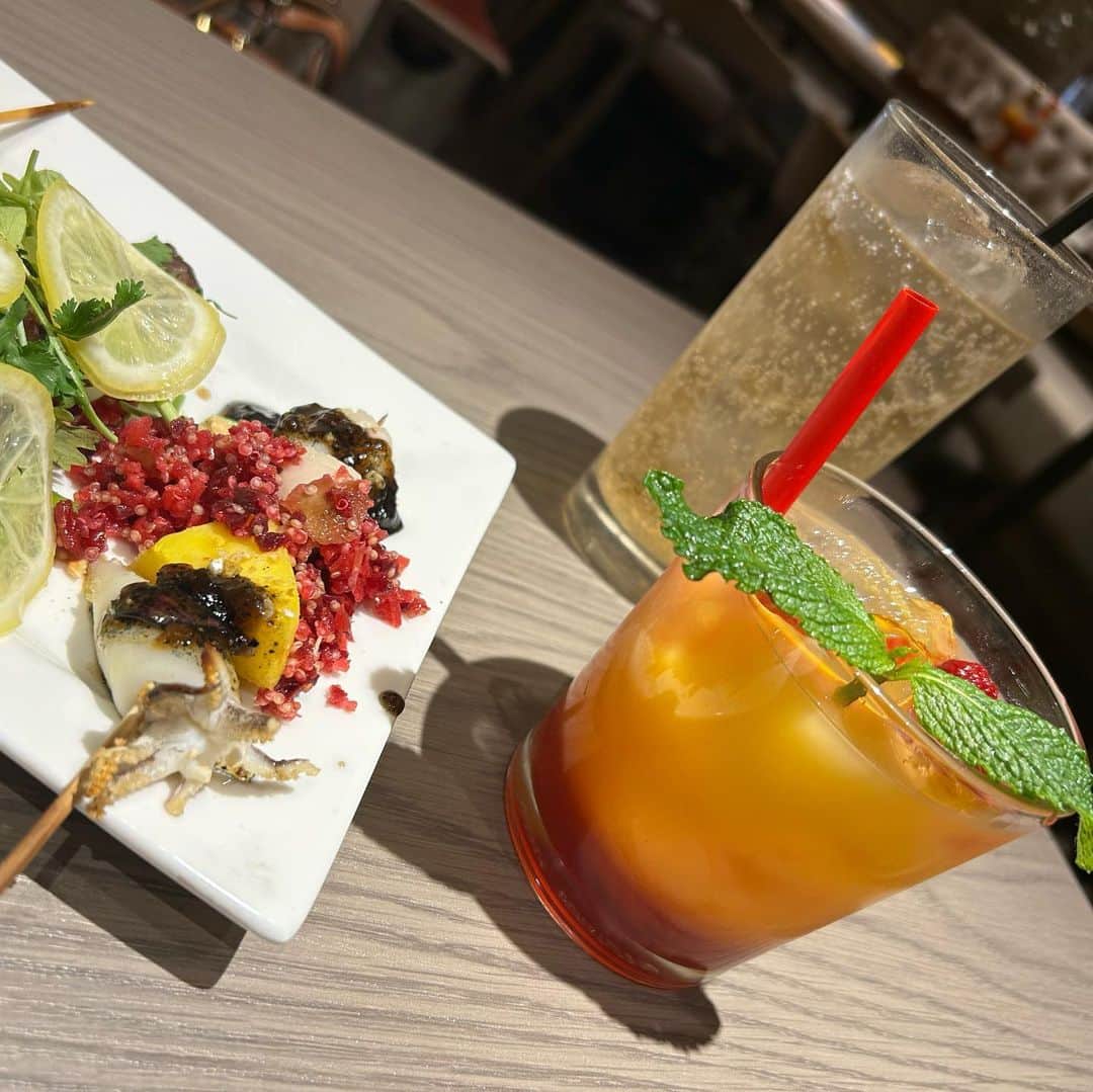 世手子さんのインスタグラム写真 - (世手子Instagram)「Authentic Indonesian cuisine( ^ω^ ) all delicious☆〜（ゝ。∂） I feel like I went on a trip✈︎✨✨ @plataran_shinjuku.tokyo  インドネシアのハイクラスリゾートホテル『Plataran』がプロデュースする日本初上陸となるレストランに行ってきたよ( ^ω^ ) #プラタラン 楽しかった(*´∀｀*) 本格的 #エスニック春雨 はドレッシングをかけると色変して素敵(^ ^ #サテ 五種も豪華🌟 チキンとシュリンプに ホタテとヤリイカ ビーフも美味しい(*'ω'*) つくねがソーセージみたいにでてきた( ◠‿◠ ) カクテルも映え🍸 アジアンチキンスープもほっこり癒されました(^_^) スパイスカレープレートも最高(๑>◡<๑) 3種類のカレーが楽しめる🍛 リゾート地にきたみたい(^_^)v アジアン唐揚げもふっくらさくさく ラム肉のスパイシーグリルは柔らかくて感動しました(●´ω｀●) デザートはマンゴープリン♪( ´▽｀) まさに旅するグルメ^ ^ 是非行ってみてね🍻 #新宿グルメ　#アジアン料理　#新宿ディナー　#新宿ランチ　#エスニック料理  この日も @edita.official #EDITA.（ #エディータ ）でお出かけ^_^ 動物由来の革、毛は使用していないからお気に入り(^-^) お手入れは軽く湿らしたタオルでの拭き取り程度でok edita.  en.（エン）ラインのコンセプトは ～ FRIDAY NIGHTS ～ 「艶」ある大人が金曜の夜をもっと素敵にしてくれるのでどんな場所でも上質で気品漂うワンランク上のラインにしてくへます（＾_＾）  https://item.rakuten.co.jp/grangy/edt-085/  #ドタバタ育児  #二児のママ  #2児育児 #赤ちゃんのいる暮らし  #3歳男の子 #3歳差育児  #二児の母 #二児ママ  #ママシンガー  #二児育児 #2児ママ #2児のママ #赤ちゃんのいる生活 #supported」5月30日 13時47分 - rojide